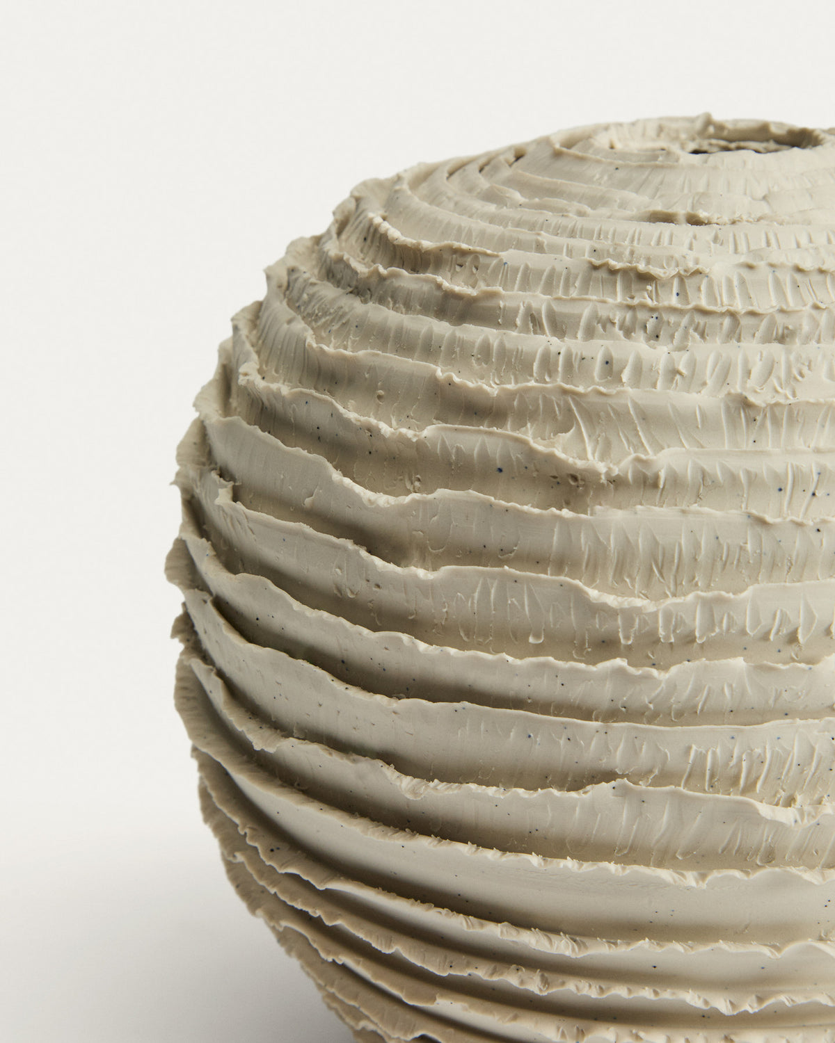 Vase Evania aus beigefarbener Keramik 21 cm in Weiss präsentiert im Onlineshop von KAQTU Design AG. Vase ist von Kave Home
