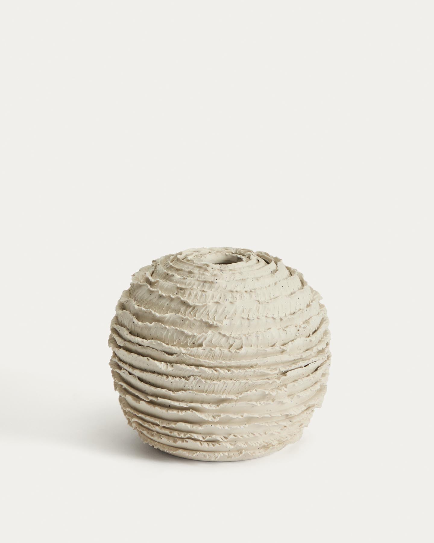 Vase Evania aus beigefarbener Keramik 15,5 cm in Weiß präsentiert im Onlineshop von KAQTU Design AG. Vase ist von Kave Home