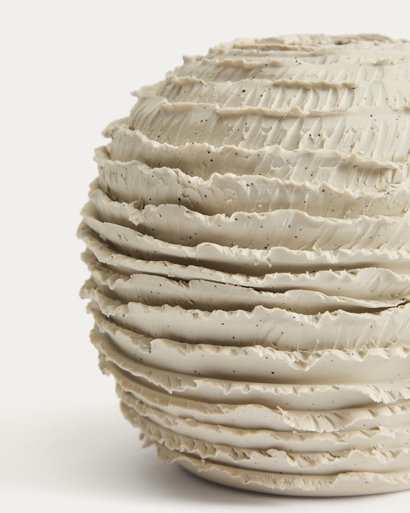 Vase Evania aus beigefarbener Keramik 15,5 cm in Weiß präsentiert im Onlineshop von KAQTU Design AG. Vase ist von Kave Home