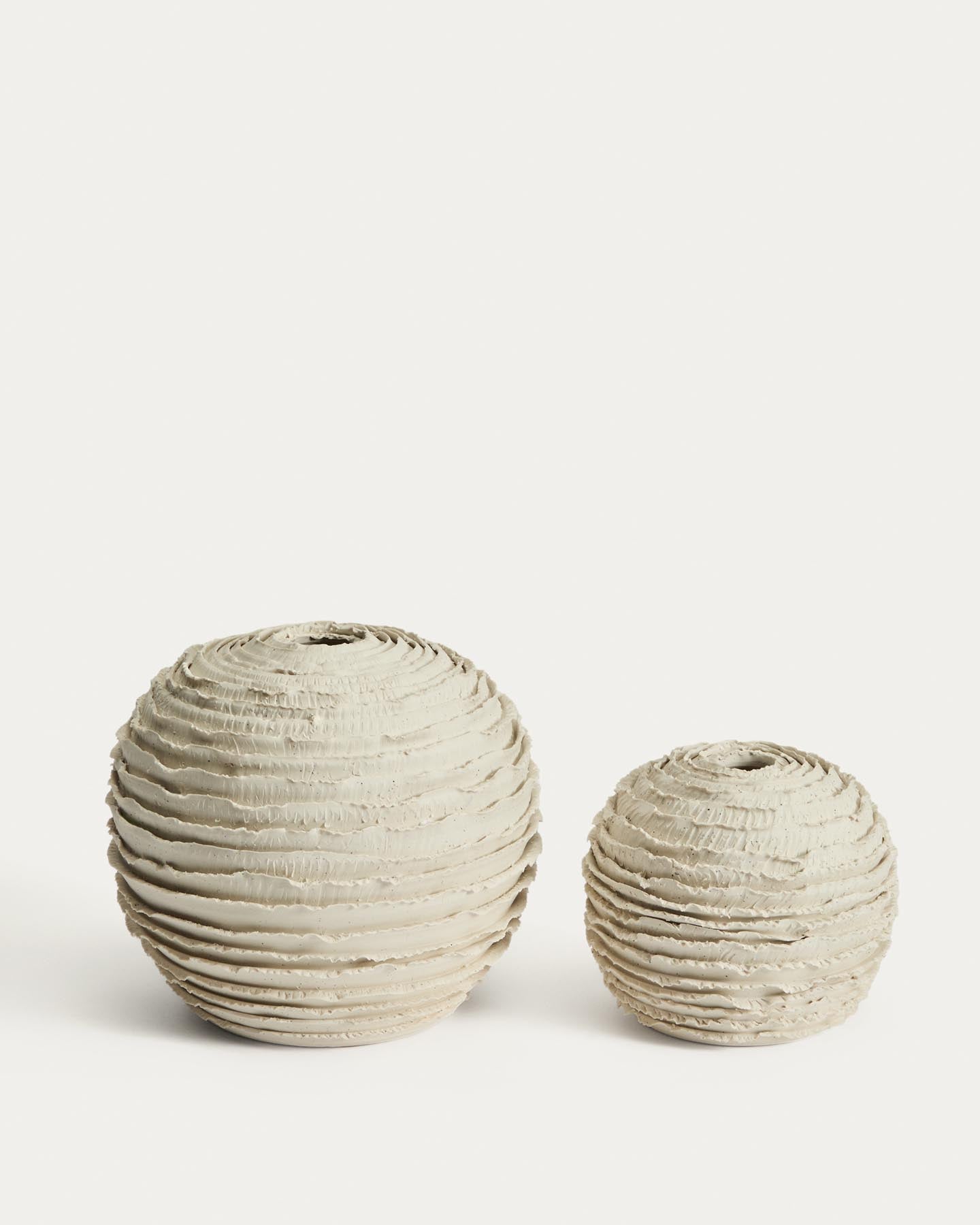 Vase Evania aus beigefarbener Keramik 15,5 cm in Weiß präsentiert im Onlineshop von KAQTU Design AG. Vase ist von Kave Home