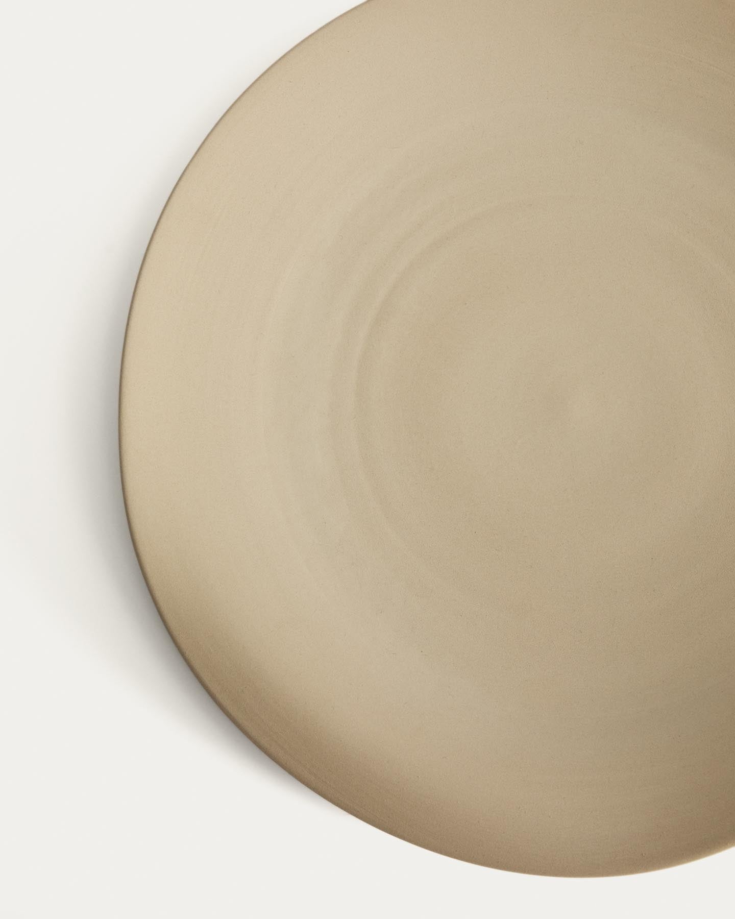 Tischdekoration Ebenor aus beiger Keramik Ø 30 cm in Beige präsentiert im Onlineshop von KAQTU Design AG. Schale ist von Kave Home