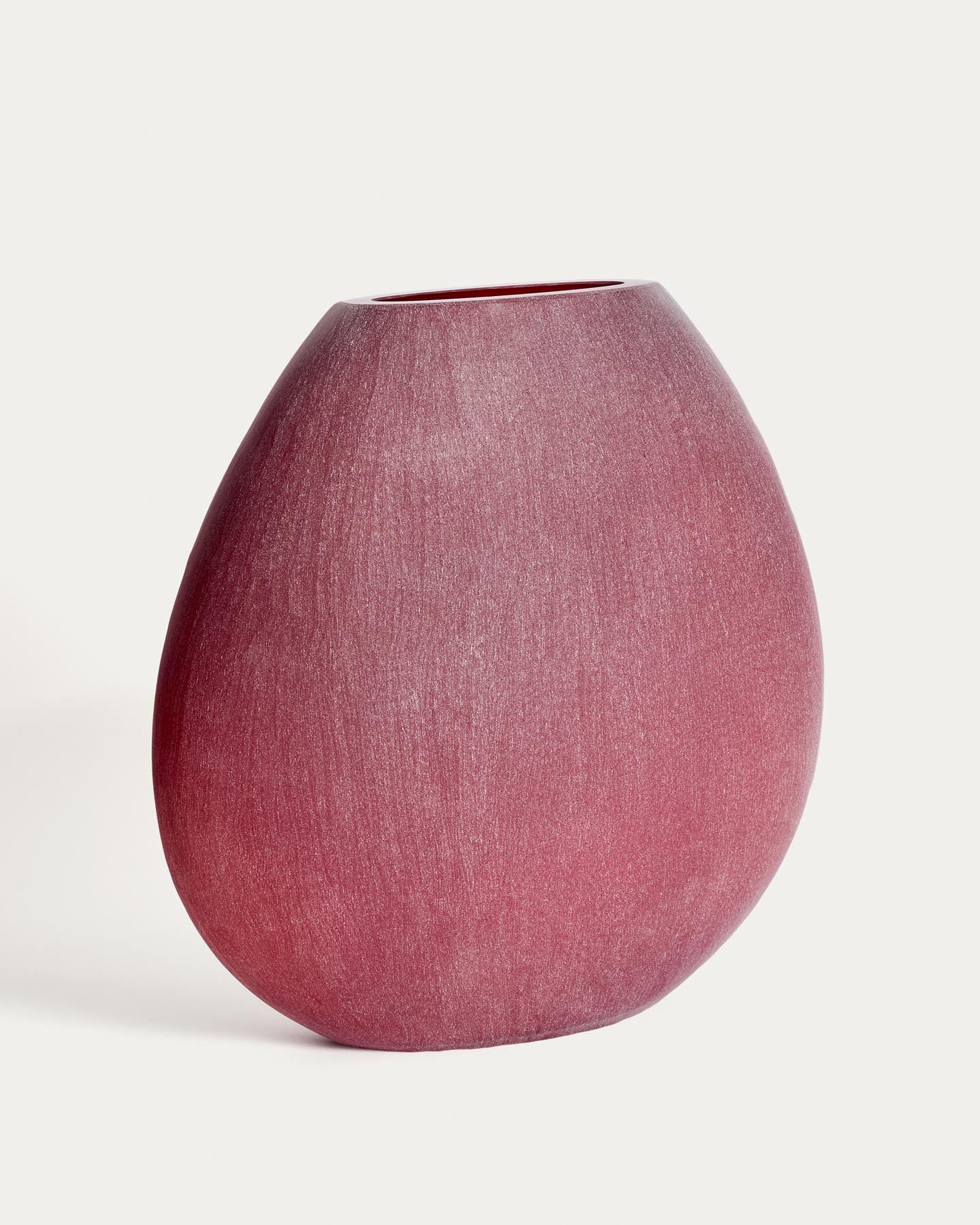 Vase Rovena aus bordeauxfarbenem Glas 43,5 cm in präsentiert im Onlineshop von KAQTU Design AG. Vase ist von Kave Home
