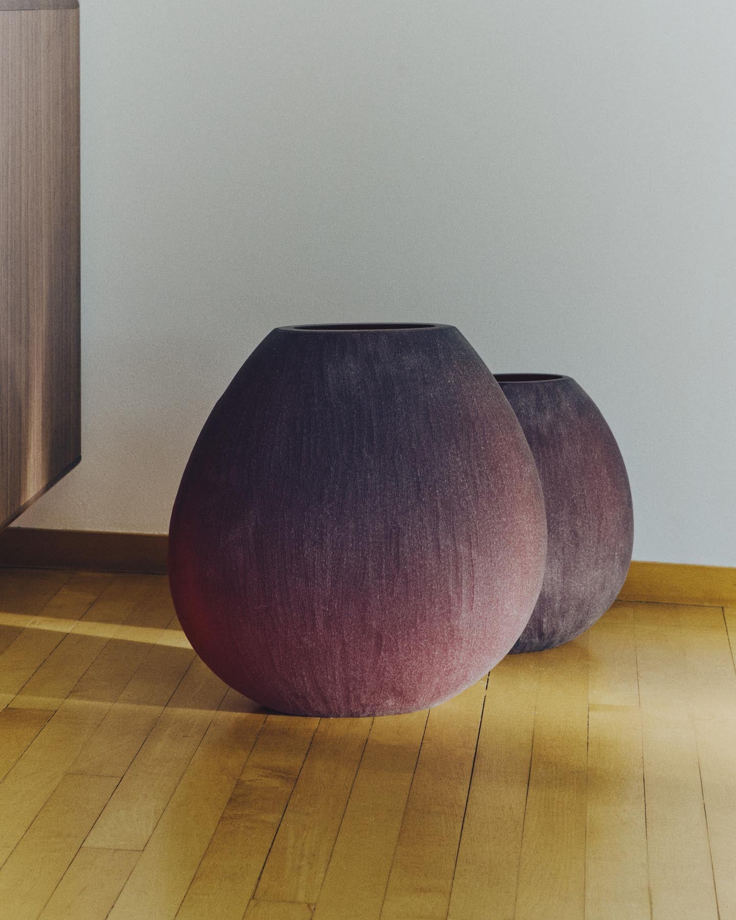 Vase Rovena aus bordeauxfarbenem Glas 43,5 cm in präsentiert im Onlineshop von KAQTU Design AG. Vase ist von Kave Home