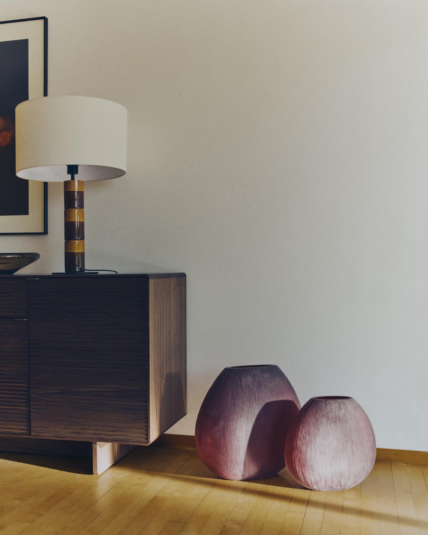 Vase Rovena aus bordeauxfarbenem Glas 43,5 cm in präsentiert im Onlineshop von KAQTU Design AG. Vase ist von Kave Home