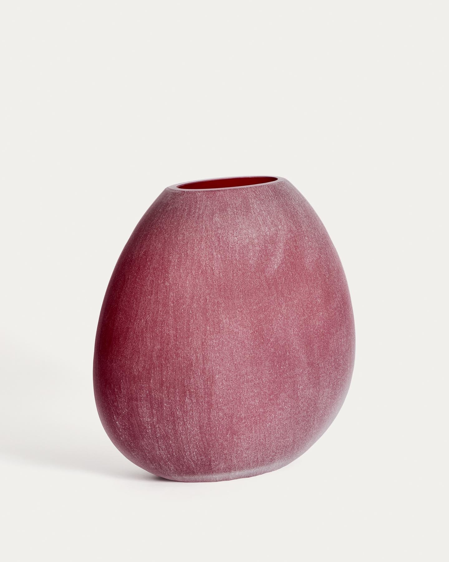 Vase Rovena aus bordeauxfarbenem Glas 33,5 cm in präsentiert im Onlineshop von KAQTU Design AG. Vase ist von Kave Home