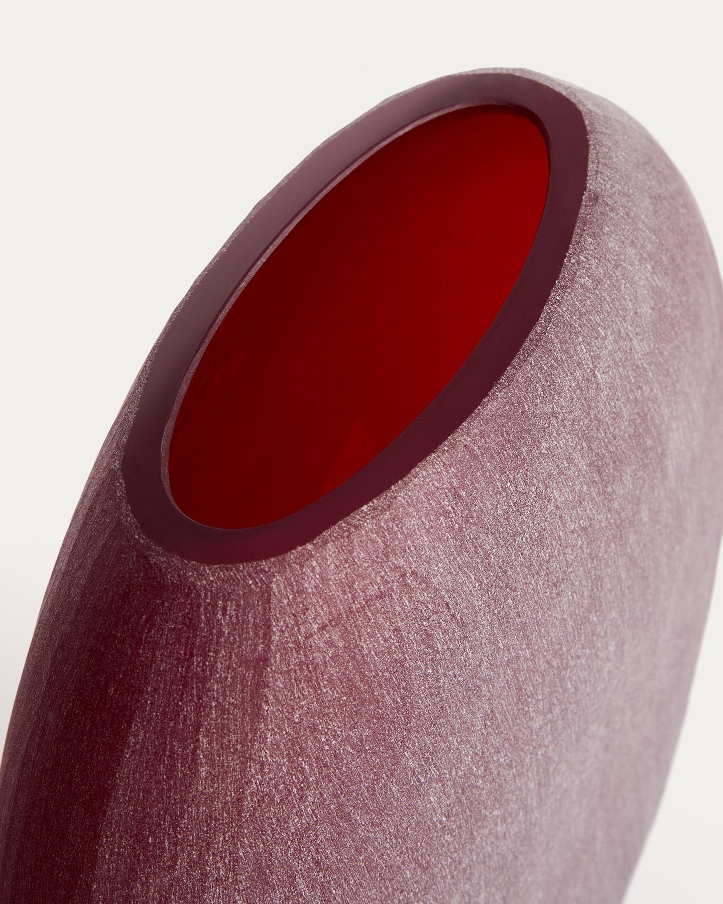 Vase Rovena aus bordeauxfarbenem Glas 33,5 cm in präsentiert im Onlineshop von KAQTU Design AG. Vase ist von Kave Home