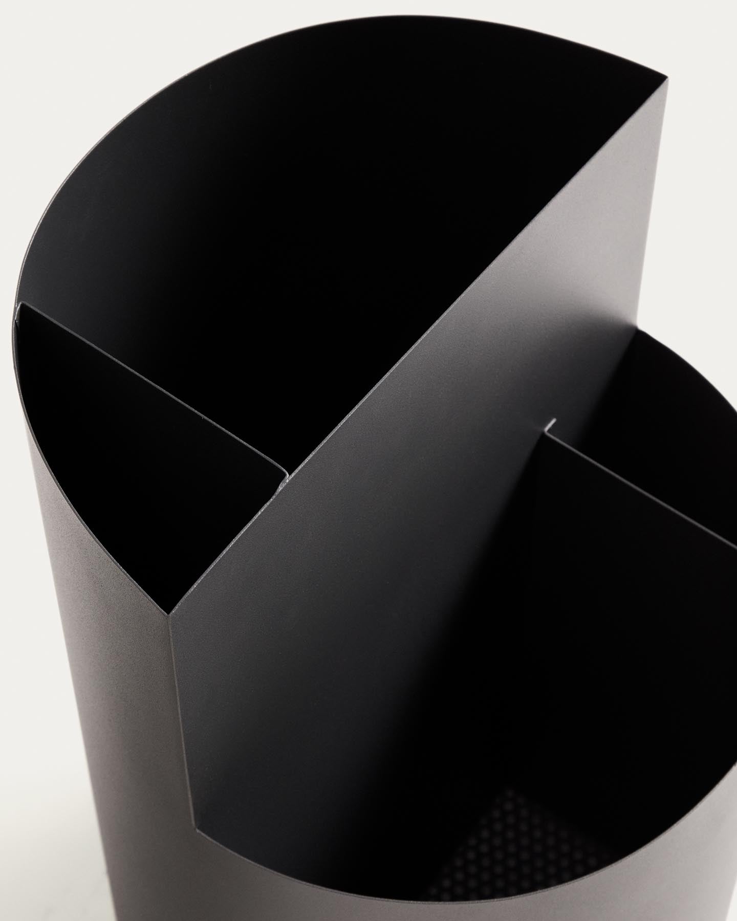 Großer Schirmständer Atin aus dunkelgrauem Metall in Dunkelgrau präsentiert im Onlineshop von KAQTU Design AG. Schirmständer ist von Kave Home