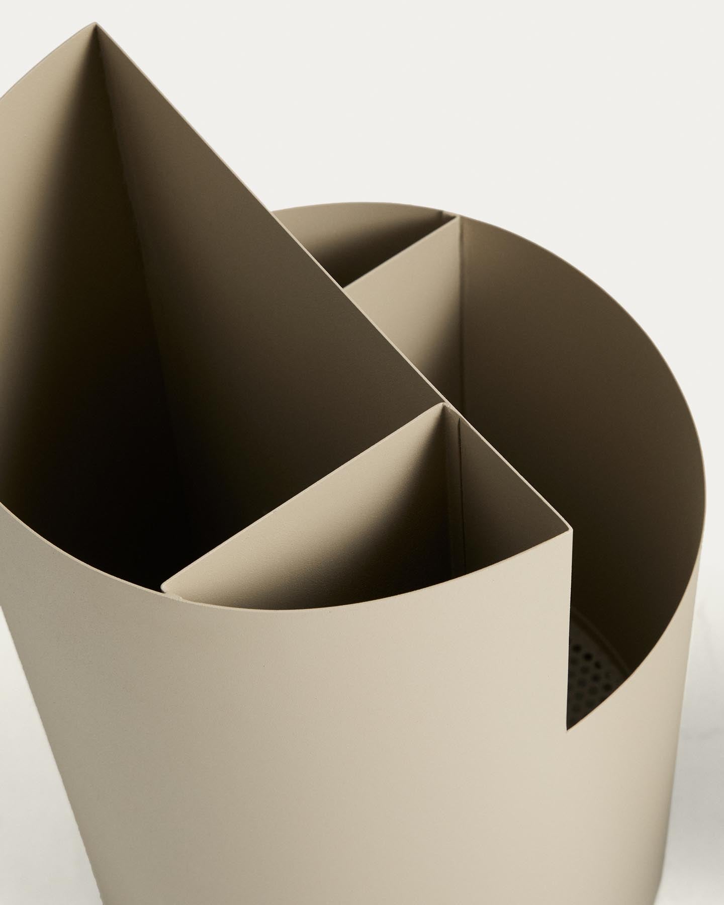 Großer Schirmständer Atin aus beigem Metall in Beige präsentiert im Onlineshop von KAQTU Design AG. Schirmständer ist von Kave Home