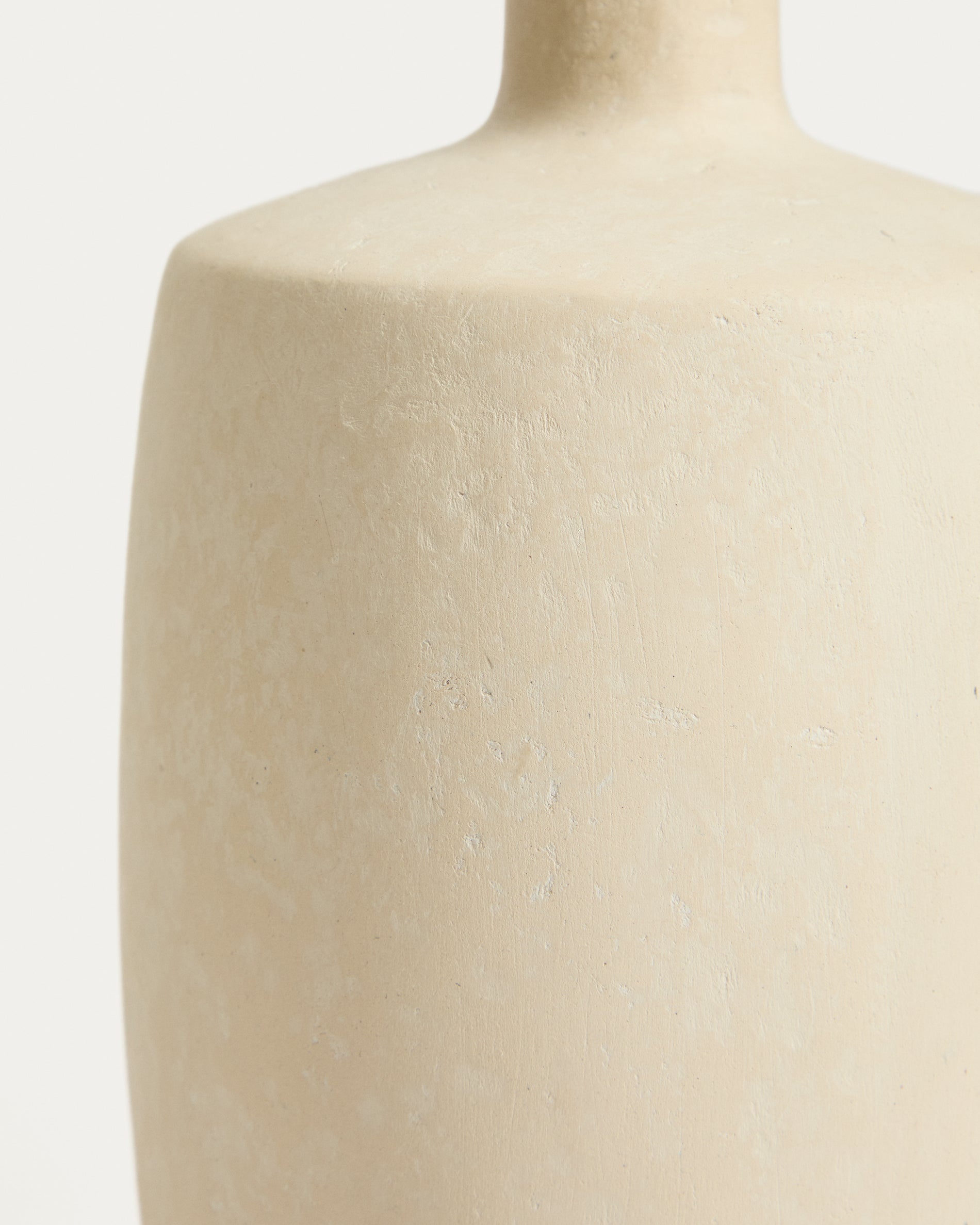 Vase Mireni aus Pappmaché in Beige Ø 26 cm in Weiß präsentiert im Onlineshop von KAQTU Design AG. Vase ist von Kave Home