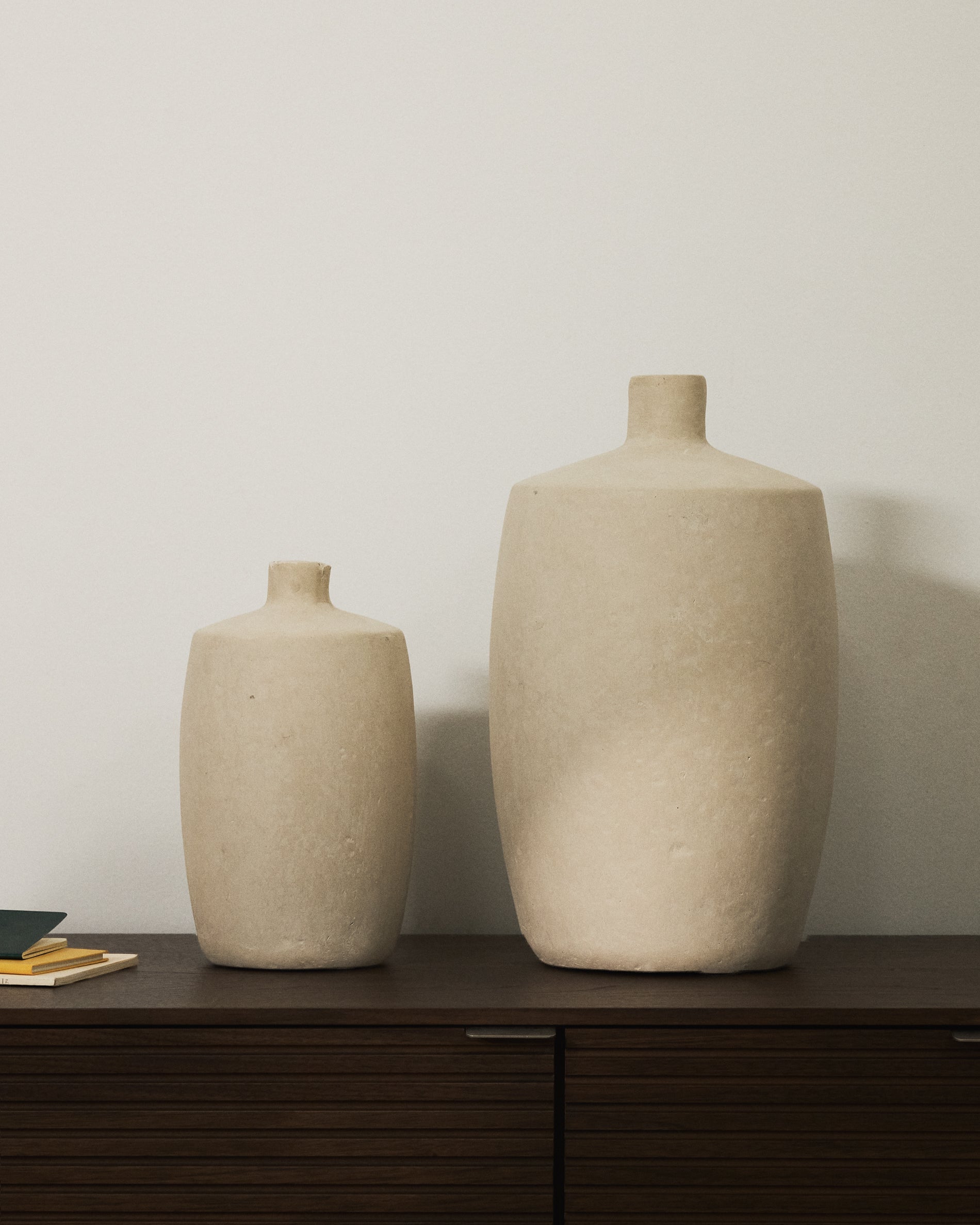 Vase Mireni aus Pappmaché in Beige Ø 26 cm in Weiß präsentiert im Onlineshop von KAQTU Design AG. Vase ist von Kave Home