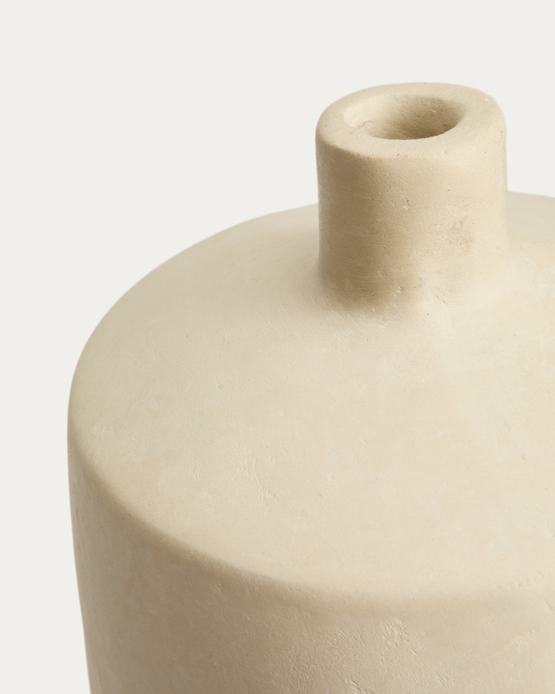 Vase Mireni aus Pappmaché in Beige Ø 39 cm in Beige präsentiert im Onlineshop von KAQTU Design AG. Vase ist von Kave Home