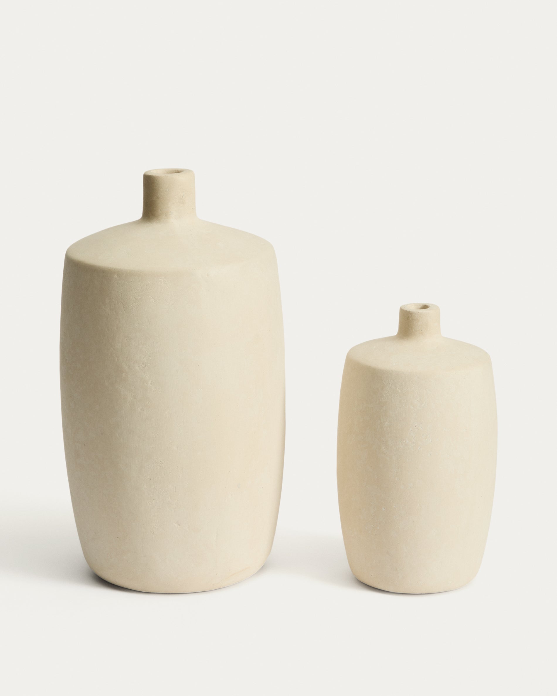 Vase Mireni aus Pappmaché in Beige Ø 39 cm in Beige präsentiert im Onlineshop von KAQTU Design AG. Vase ist von Kave Home