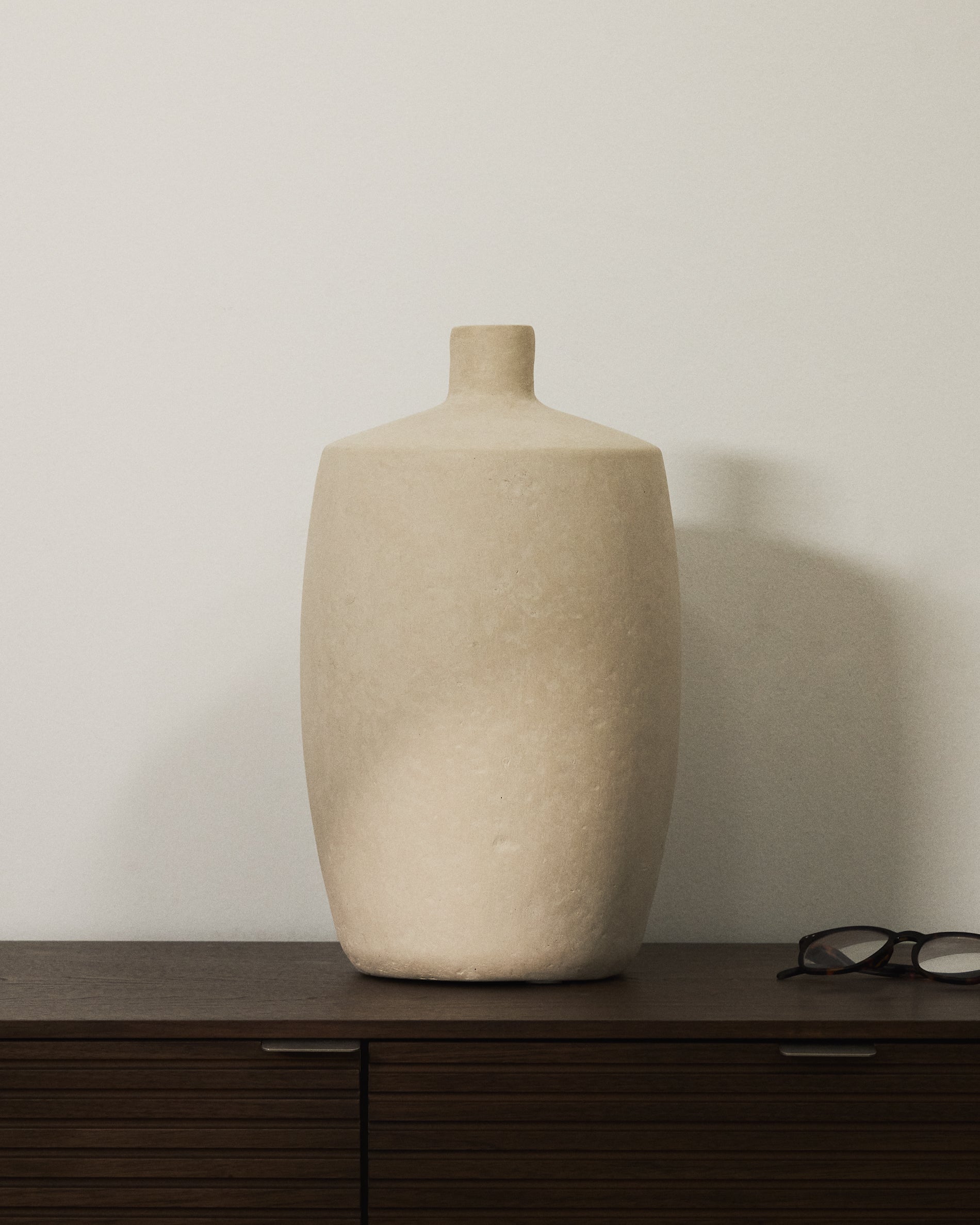 Vase Mireni aus Pappmaché in Beige Ø 39 cm in Beige präsentiert im Onlineshop von KAQTU Design AG. Vase ist von Kave Home
