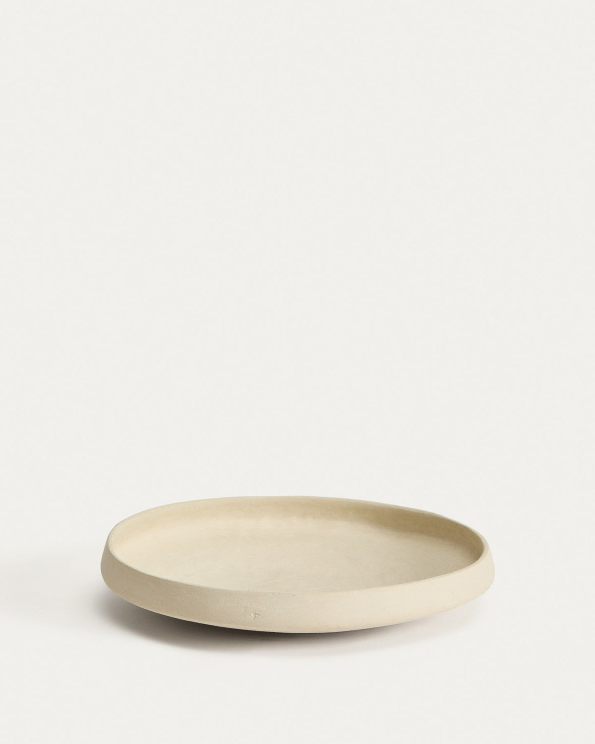 Schale Mireni aus Pappmaché in Beige Ø 29 cm in Weiss präsentiert im Onlineshop von KAQTU Design AG. Vase ist von Kave Home