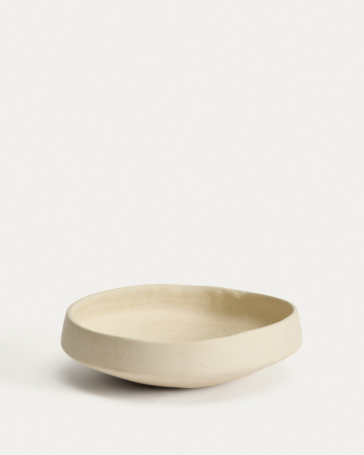 Schale Mireni aus Pappmaché in Beige Ø 29 cm in Weiss präsentiert im Onlineshop von KAQTU Design AG. Vase ist von Kave Home