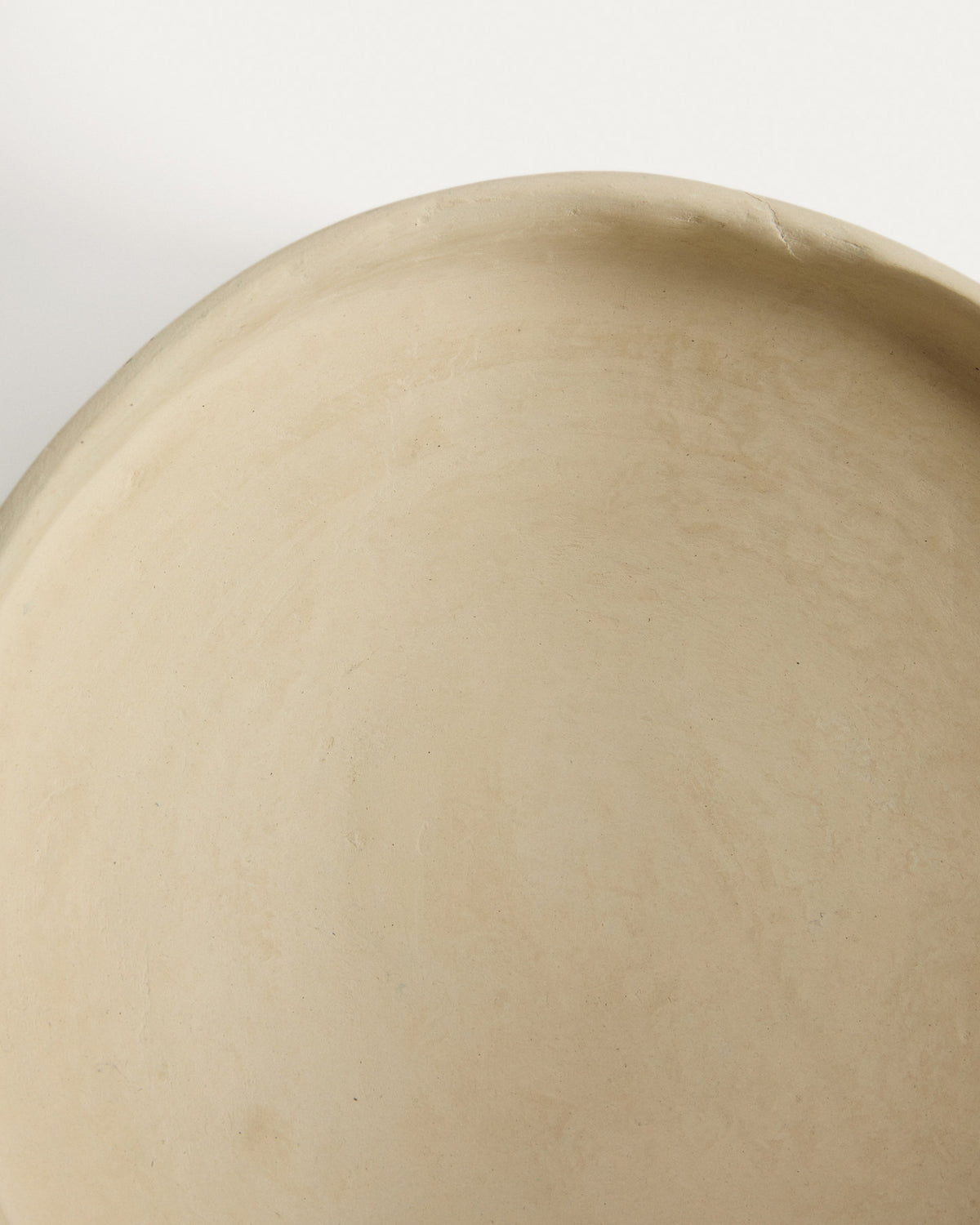 Schale Mireni aus Pappmaché in Beige Ø 29 cm in Weiss präsentiert im Onlineshop von KAQTU Design AG. Vase ist von Kave Home