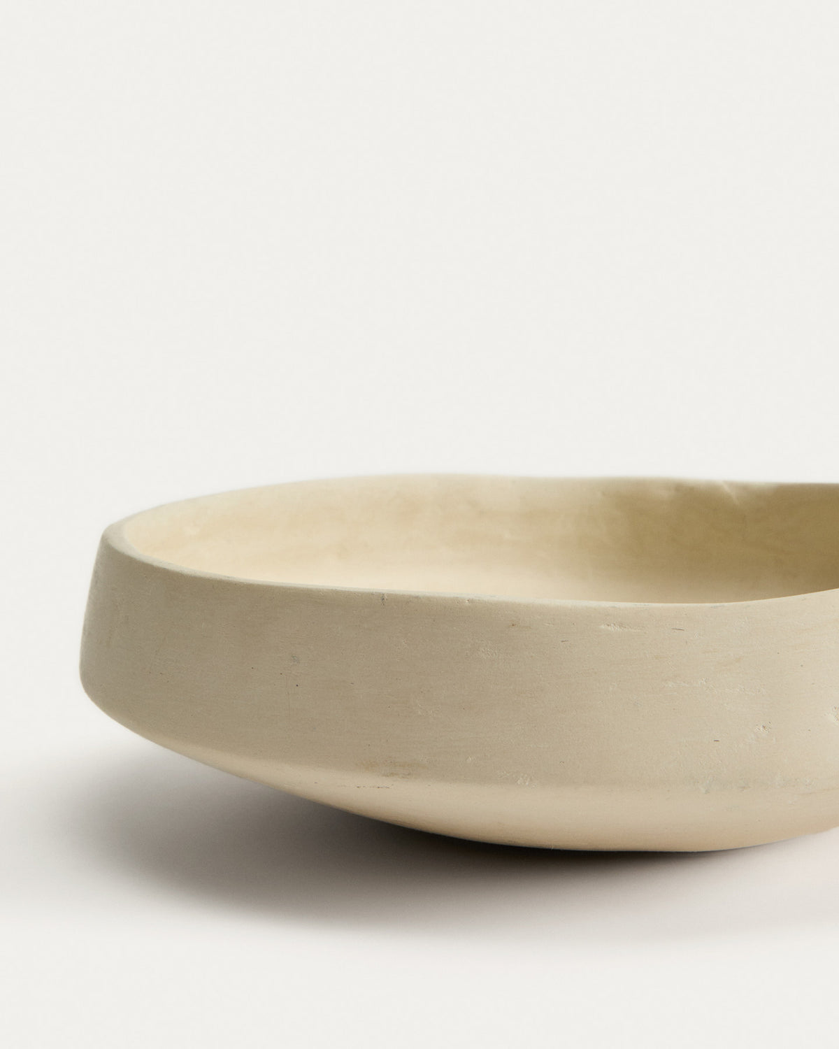 Schale Mireni aus Pappmaché in Beige Ø 29 cm in Weiss präsentiert im Onlineshop von KAQTU Design AG. Vase ist von Kave Home