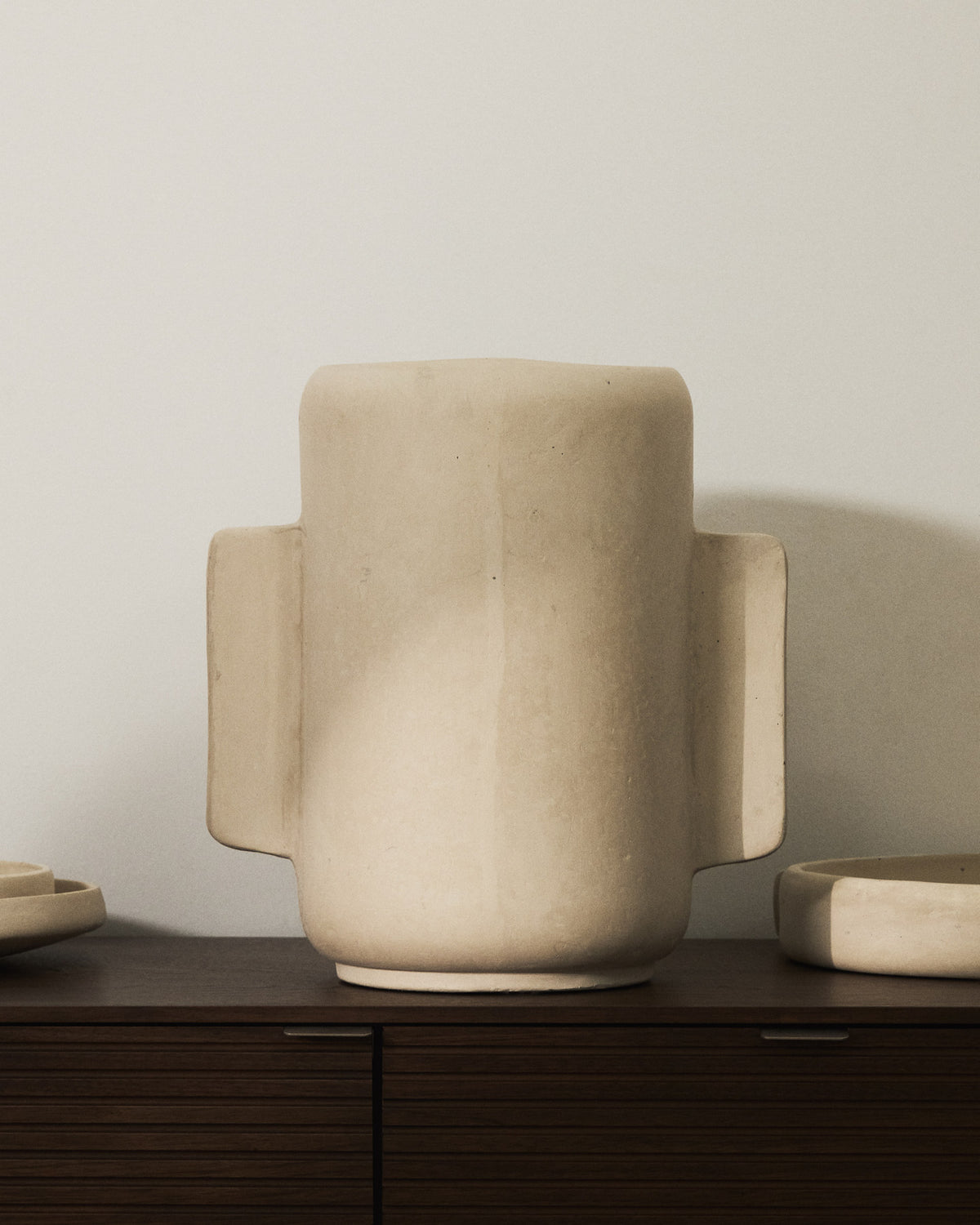 Vase Mireni aus Pappmaché in Beige 38 cm in Weiss präsentiert im Onlineshop von KAQTU Design AG. Vase ist von Kave Home