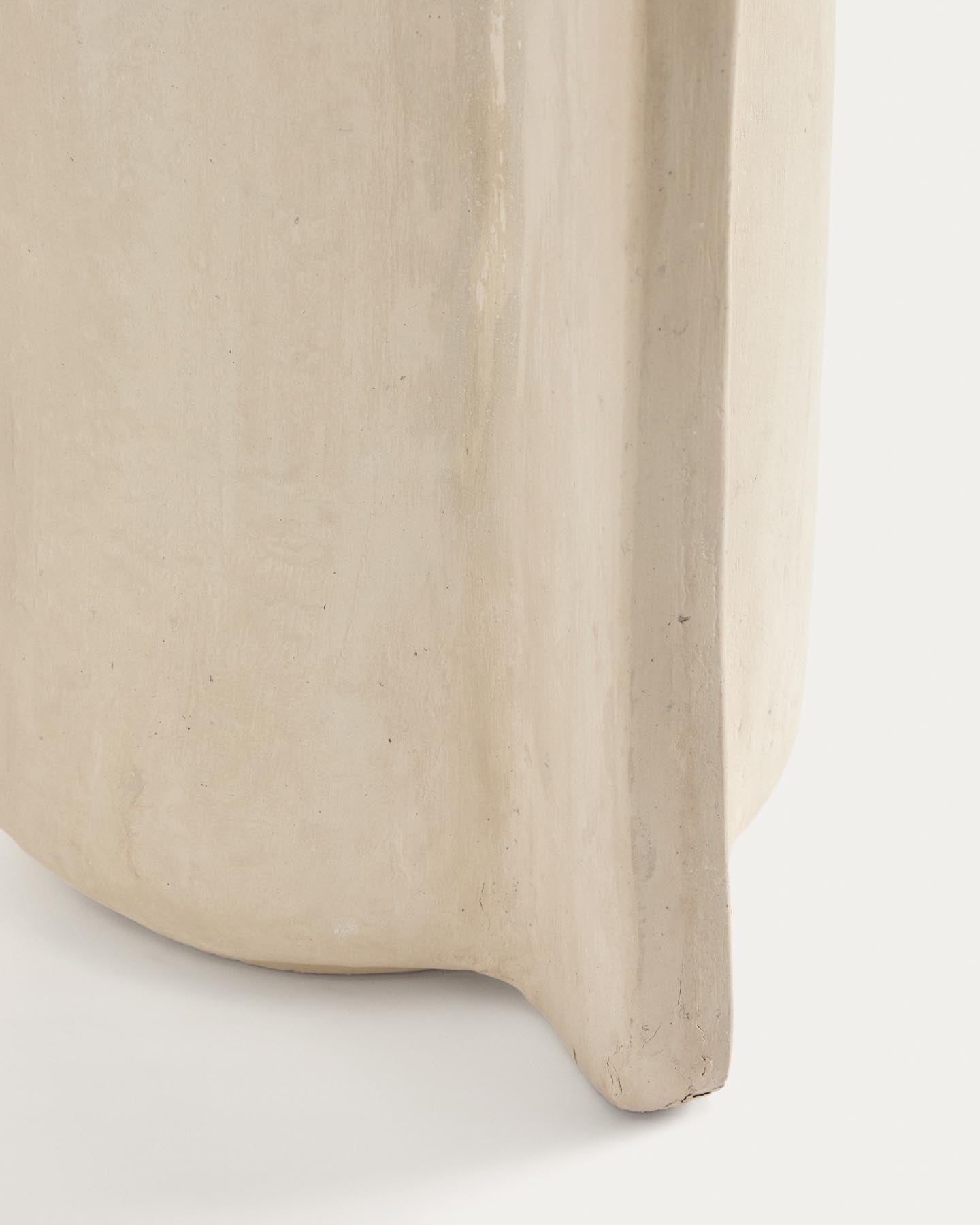 Vase Mireni aus Pappmaché in Beige 67 cm in Weiß präsentiert im Onlineshop von KAQTU Design AG. Vase ist von Kave Home