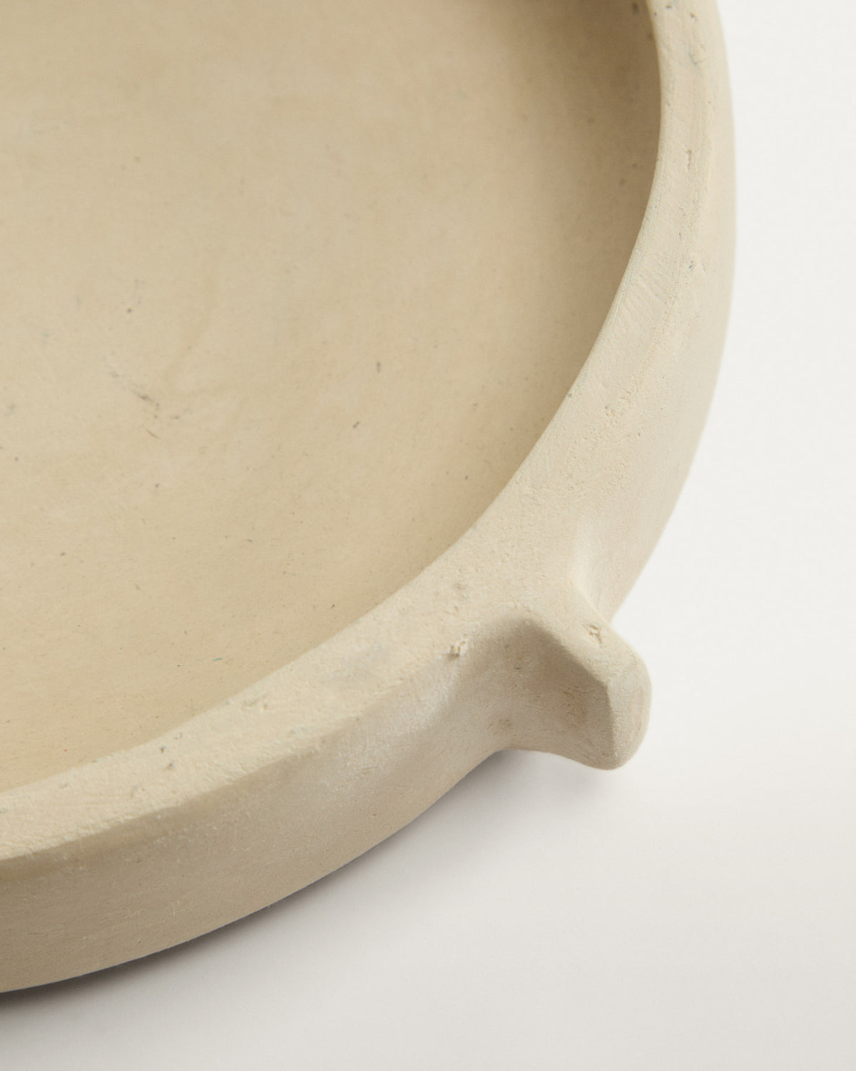 Schale Mireni aus Pappmaché in Beige Ø 22,5 cm in Weiss präsentiert im Onlineshop von KAQTU Design AG. Vase ist von Kave Home