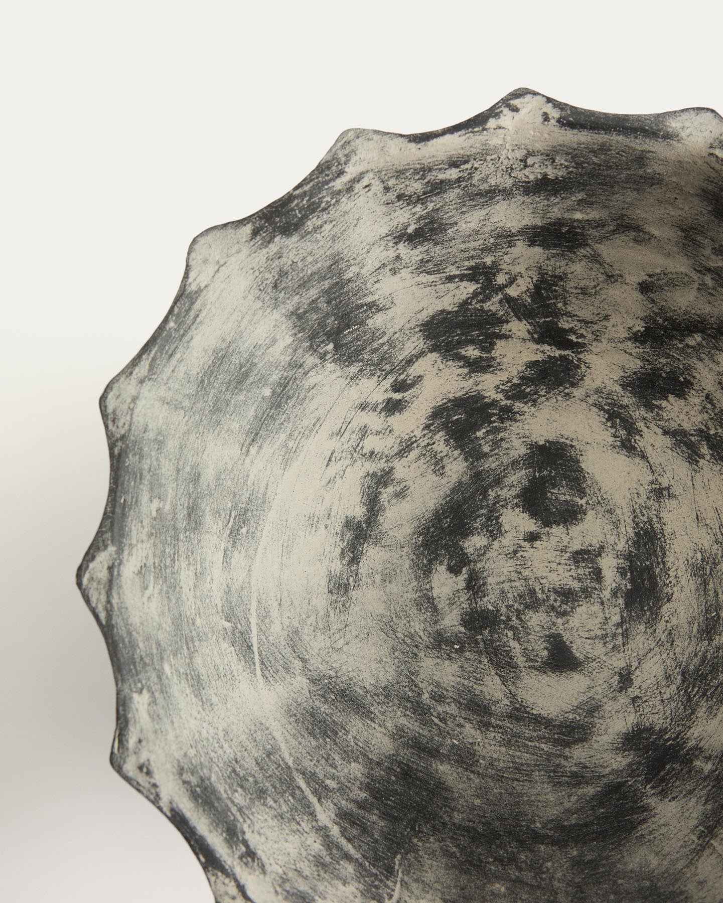 Schale Valura aus Pappmaché in Grau Ø 26 cm in Schwarz präsentiert im Onlineshop von KAQTU Design AG. Vase ist von Kave Home