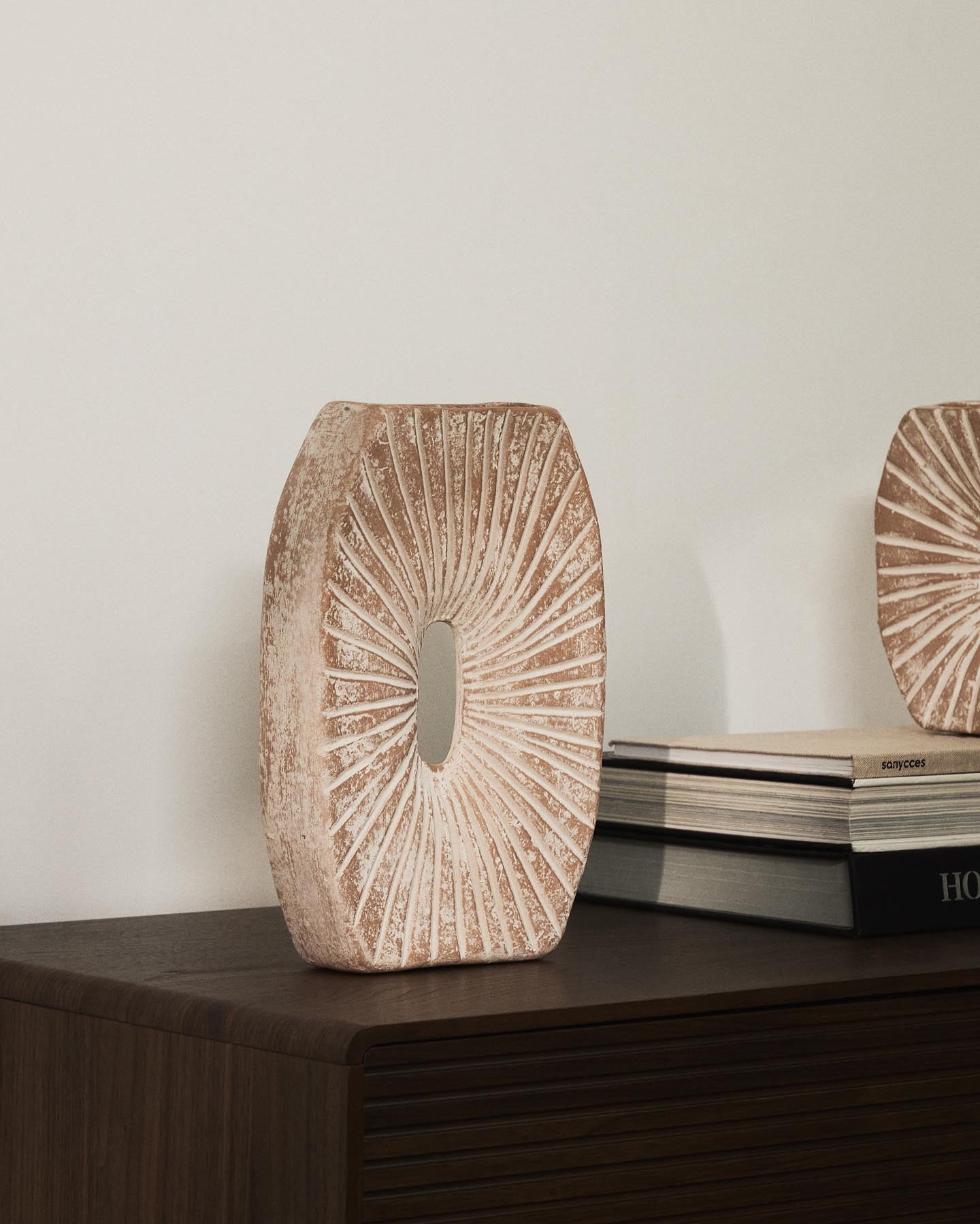 Vase Valura aus Pappmaché in Rosa und Beige 31 cm in Blassrosa präsentiert im Onlineshop von KAQTU Design AG. Vase ist von Kave Home