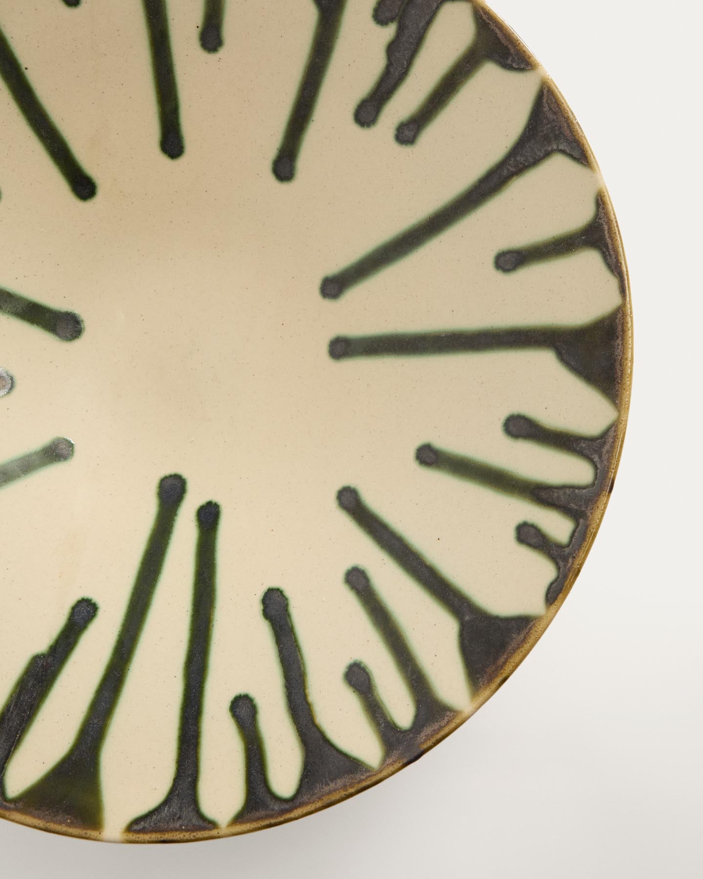 Tischdekoration Olmera aus Keramik in Beige und Grün Ø 36,5 cm in Beige präsentiert im Onlineshop von KAQTU Design AG. Schale ist von Kave Home