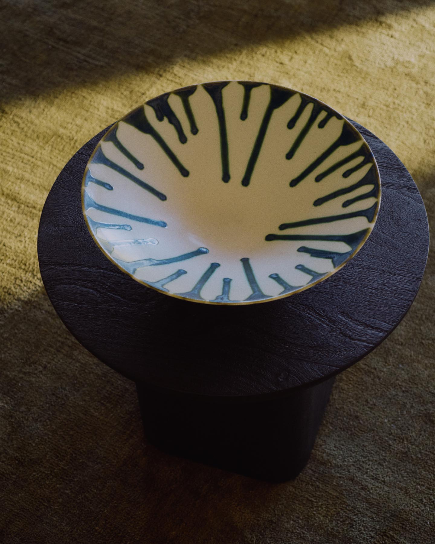 Tischdekoration Olmera aus Keramik in Beige und Grün Ø 36,5 cm in Beige präsentiert im Onlineshop von KAQTU Design AG. Schale ist von Kave Home