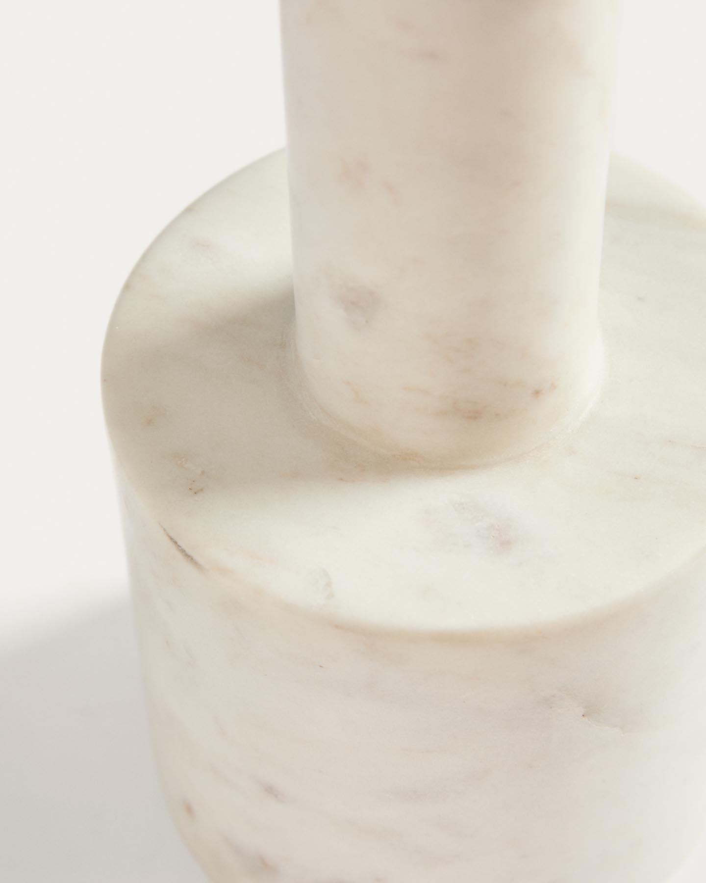 Kerzenständer Zalvori aus weißem Marmor, 23 cm in Weiß präsentiert im Onlineshop von KAQTU Design AG. Kerzenständer ist von Kave Home