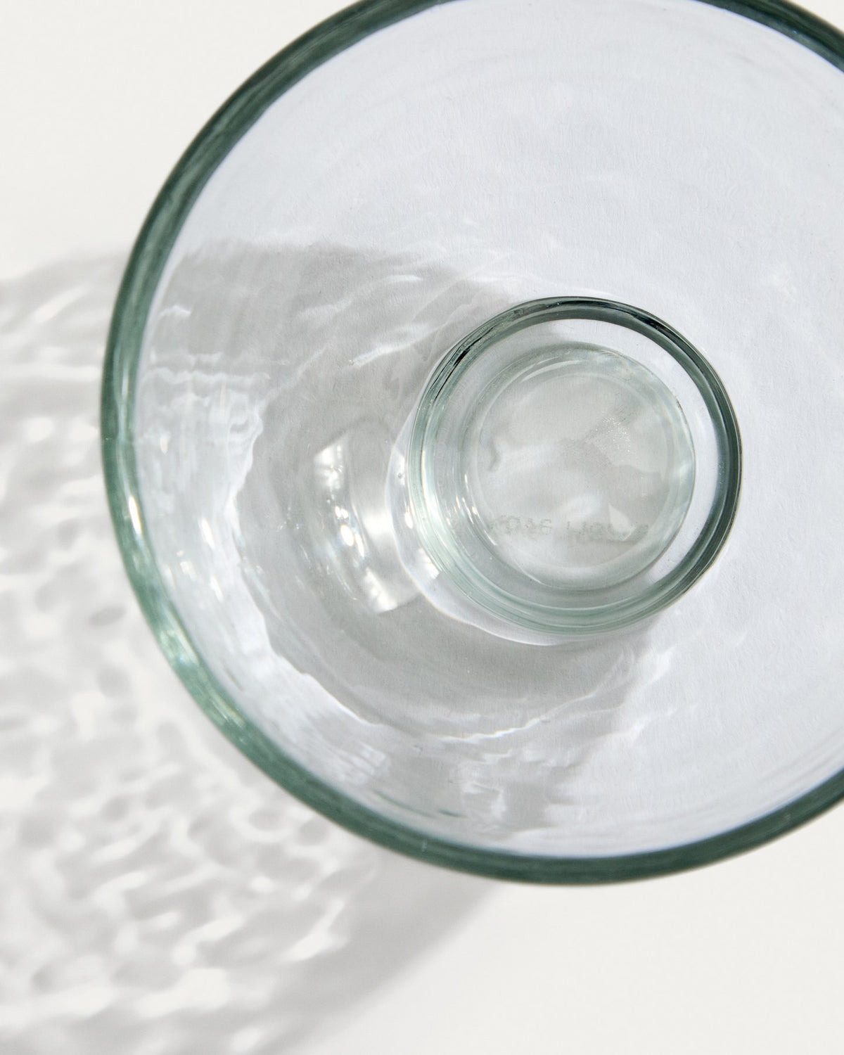 Kleine runde Schale Sileia aus transparentem Recyclingglas, handgefertigt, mit schlichter, zeitloser Form, Grösse 10x10x6 cm.