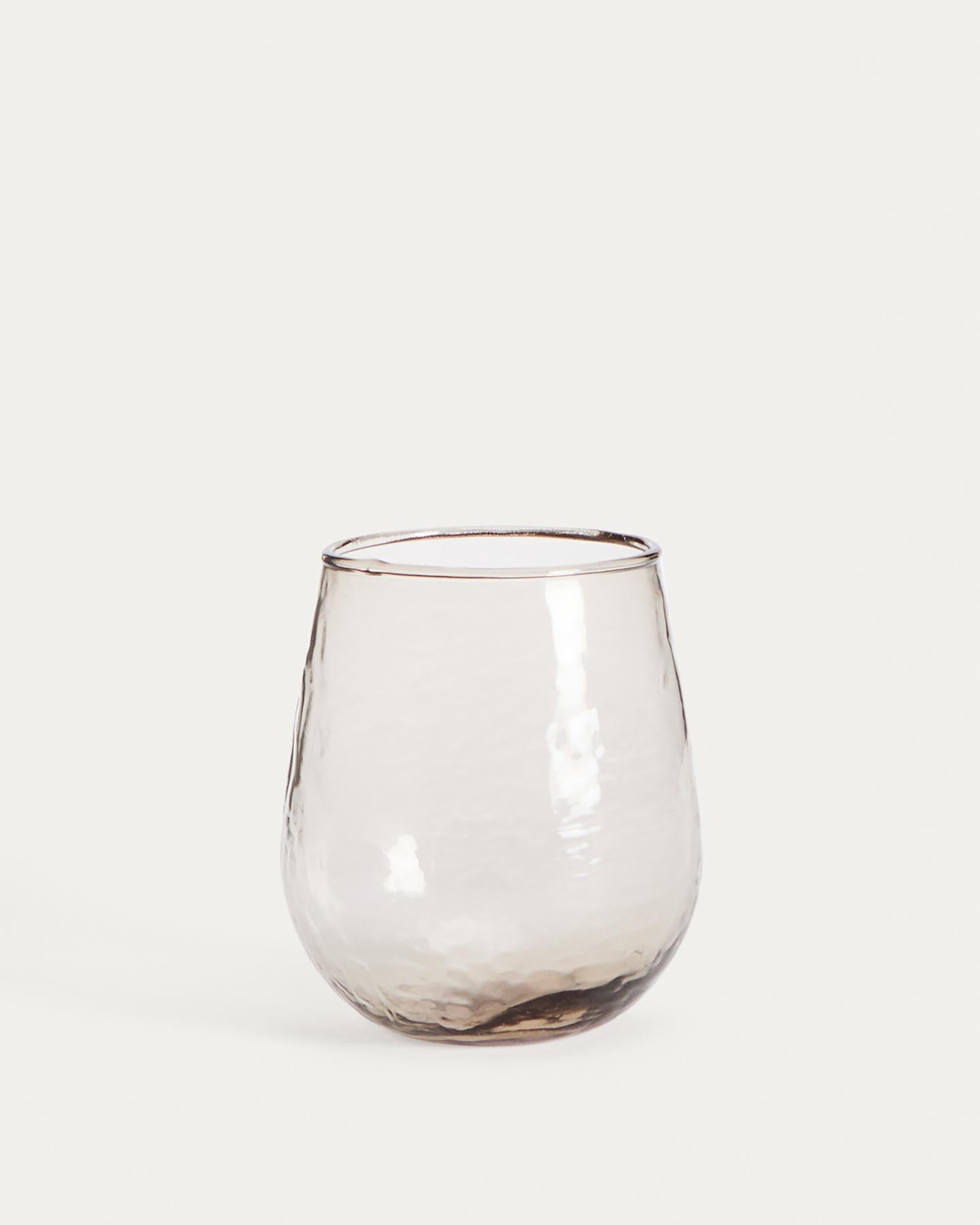Glas Sileia aus braunem Recyclingglas in Braun präsentiert im Onlineshop von KAQTU Design AG. Glas ist von Kave Home