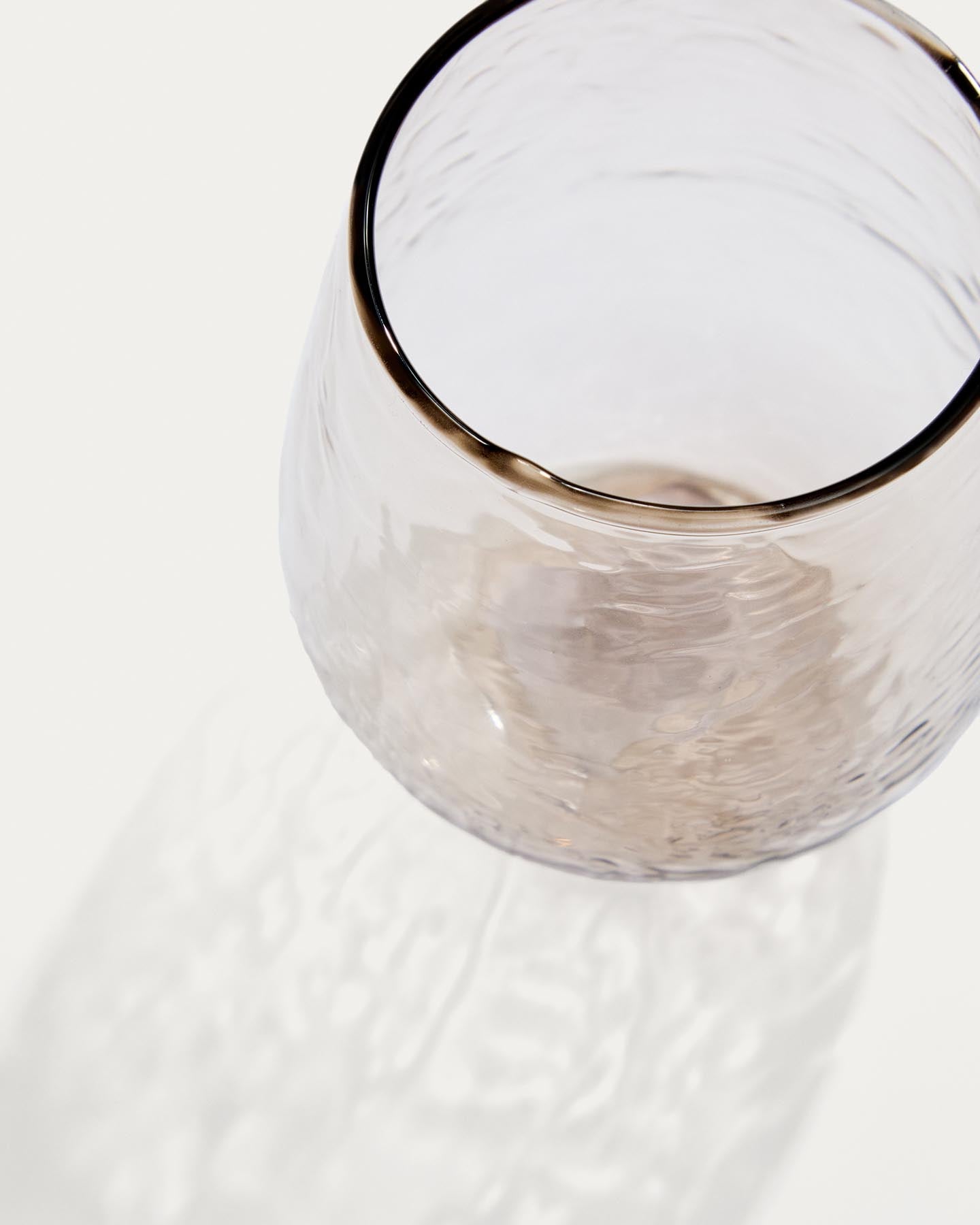 Glas Sileia aus braunem Recyclingglas in Braun präsentiert im Onlineshop von KAQTU Design AG. Glas ist von Kave Home