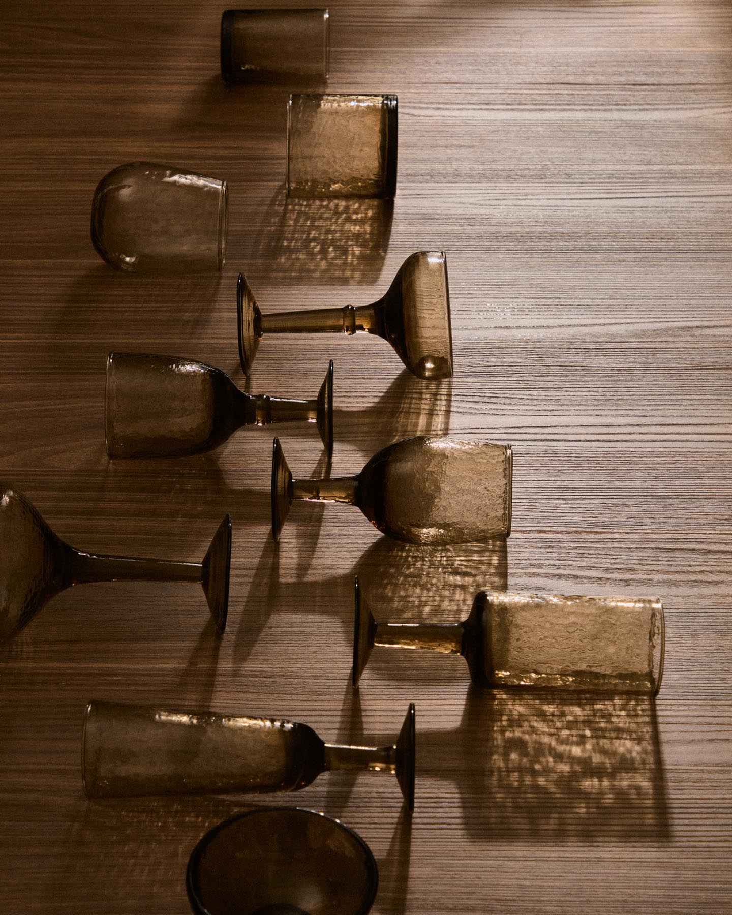 Glas Sileia aus braunem Recyclingglas in Braun präsentiert im Onlineshop von KAQTU Design AG. Glas ist von Kave Home