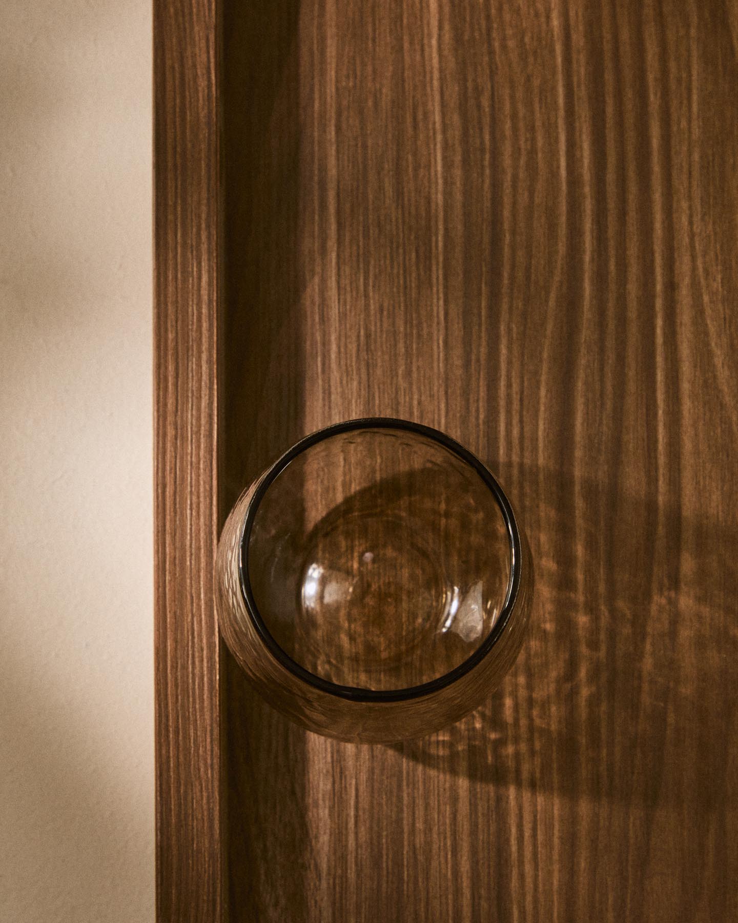 Glas Sileia aus braunem Recyclingglas in Braun präsentiert im Onlineshop von KAQTU Design AG. Glas ist von Kave Home