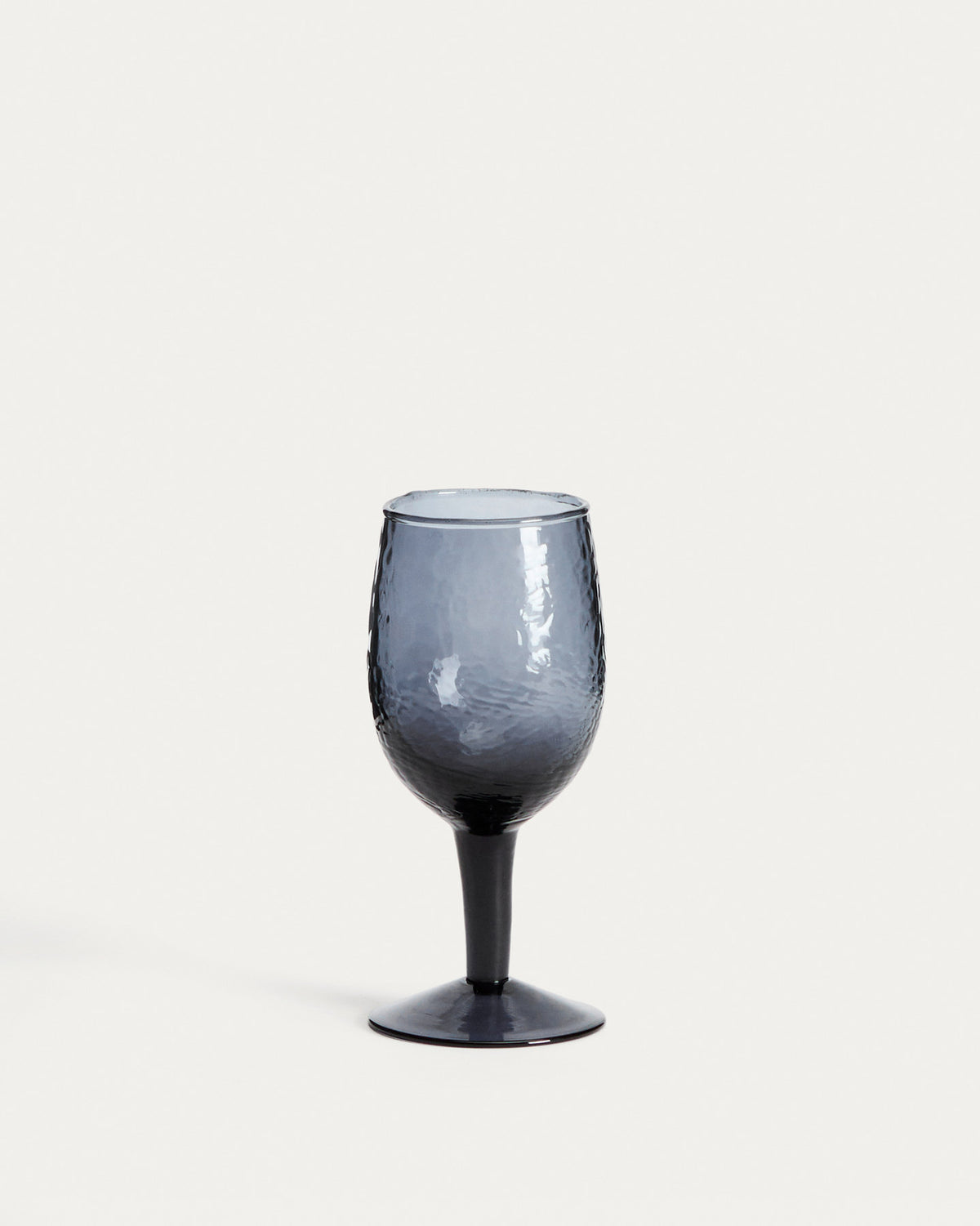 Weinglas Sileia aus blauem Recyclingglas in Blau präsentiert im Onlineshop von KAQTU Design AG. Wein- & Sektglas ist von Kave Home