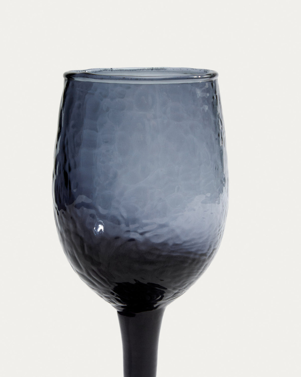 Weinglas Sileia aus blauem Recyclingglas in Blau präsentiert im Onlineshop von KAQTU Design AG. Wein- & Sektglas ist von Kave Home