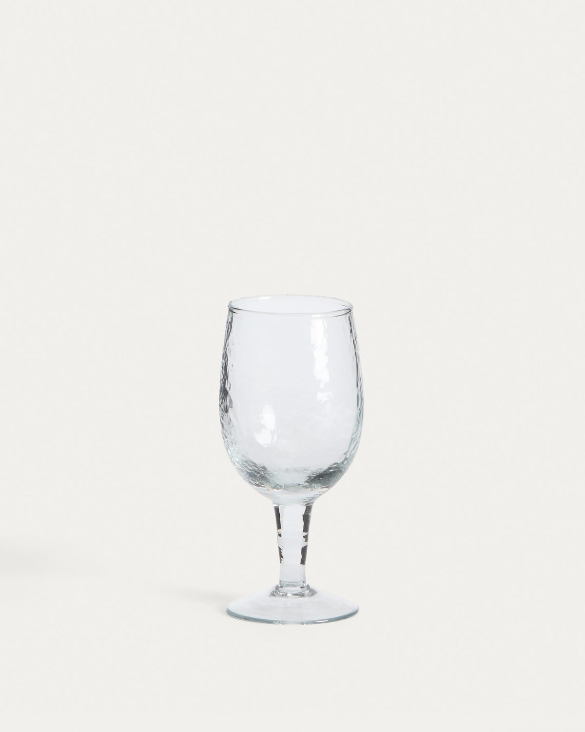 Weinglas Sileia aus transparentem Recyclingglas in Transparent präsentiert im Onlineshop von KAQTU Design AG. Wein- & Sektglas ist von Kave Home