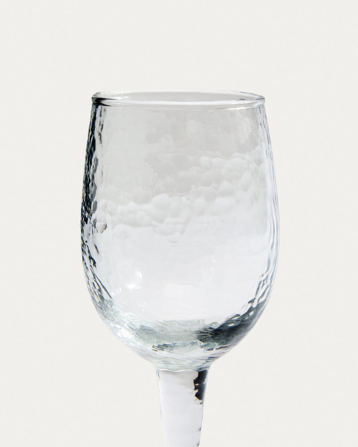 Weinglas Sileia aus transparentem Recyclingglas in Transparent präsentiert im Onlineshop von KAQTU Design AG. Wein- & Sektglas ist von Kave Home