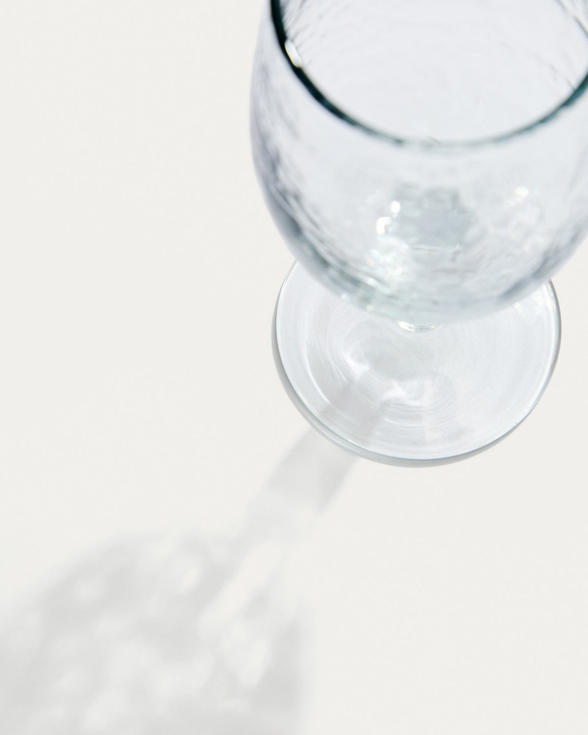 Weinglas Sileia aus transparentem Recyclingglas in Transparent präsentiert im Onlineshop von KAQTU Design AG. Wein- & Sektglas ist von Kave Home