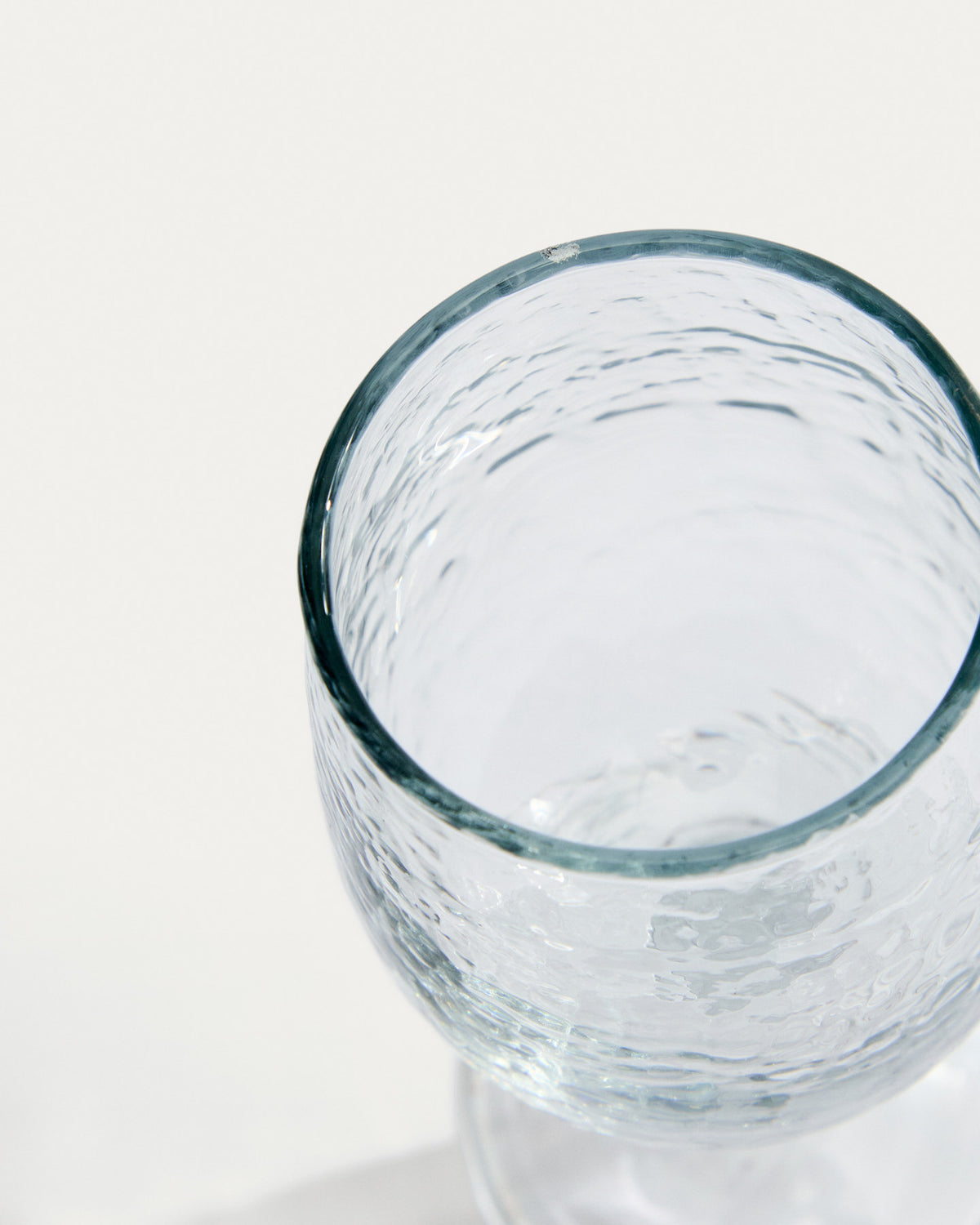 Weinglas Sileia aus transparentem Recyclingglas in Transparent präsentiert im Onlineshop von KAQTU Design AG. Wein- & Sektglas ist von Kave Home