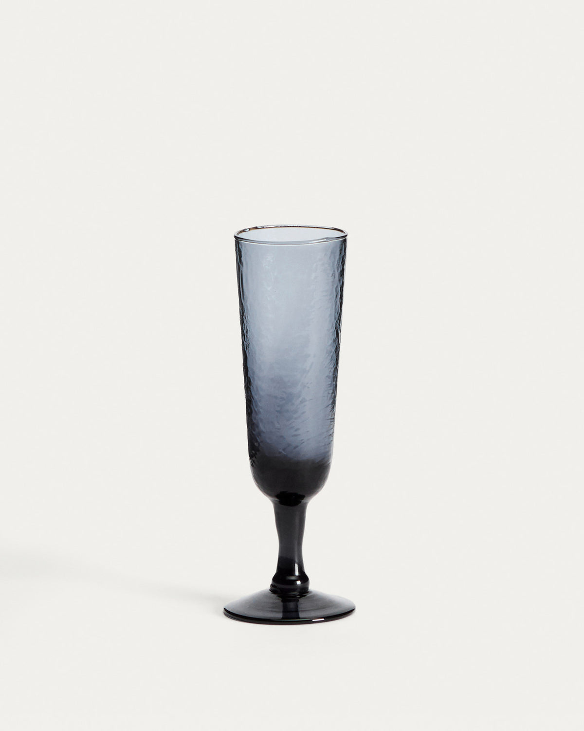 Weinglas Sileia aus blauem Recyclingglas in Blau präsentiert im Onlineshop von KAQTU Design AG. Wein- & Sektglas ist von Kave Home