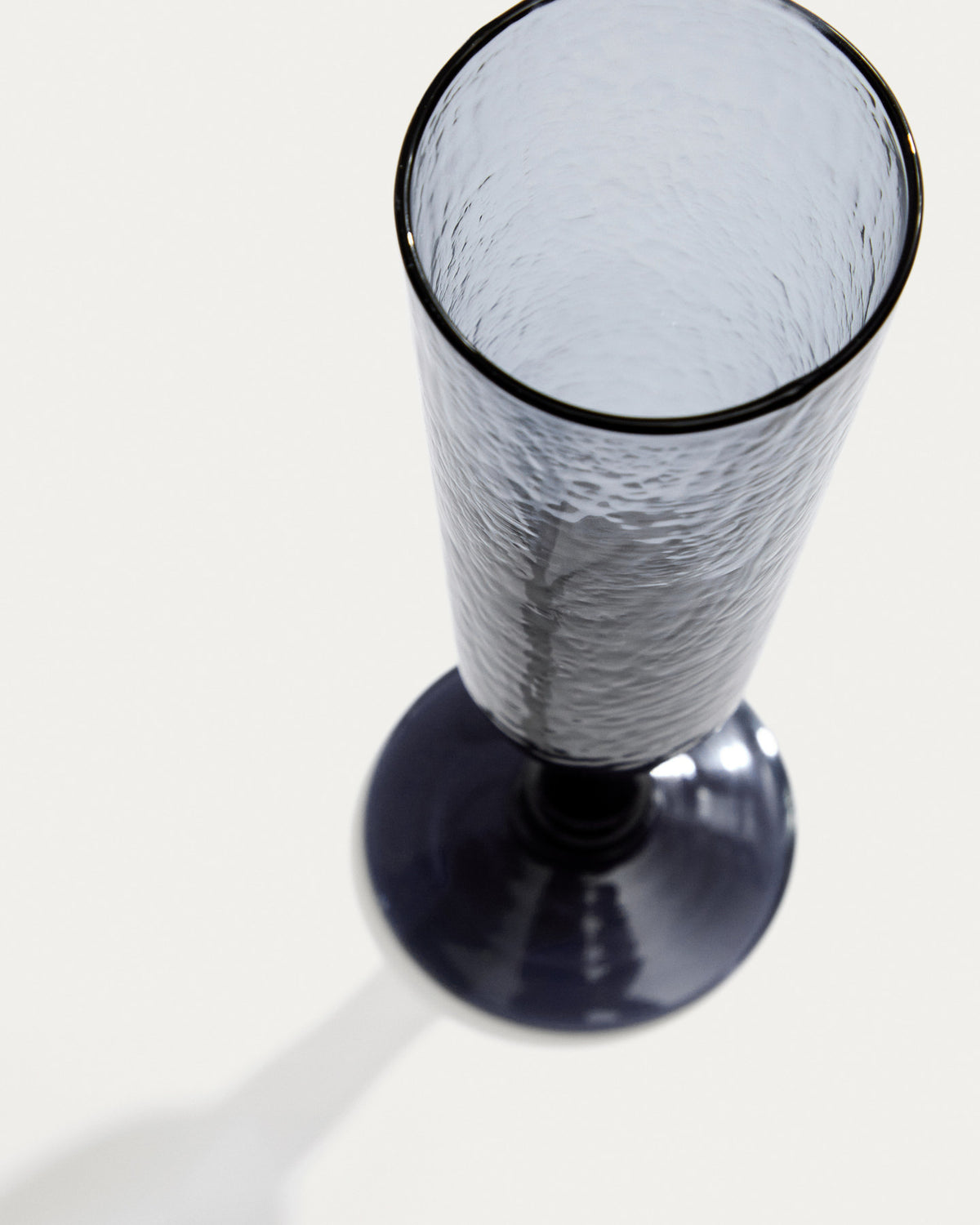 Weinglas Sileia aus blauem Recyclingglas in Blau präsentiert im Onlineshop von KAQTU Design AG. Wein- & Sektglas ist von Kave Home