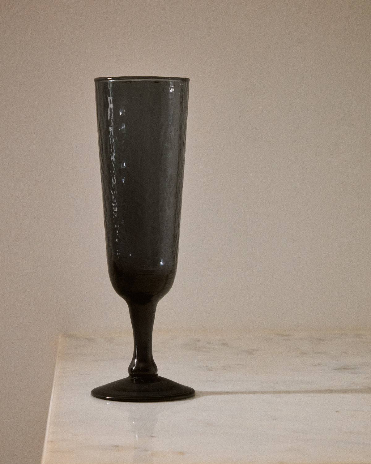 Weinglas Sileia aus blauem Recyclingglas in Blau präsentiert im Onlineshop von KAQTU Design AG. Wein- & Sektglas ist von Kave Home
