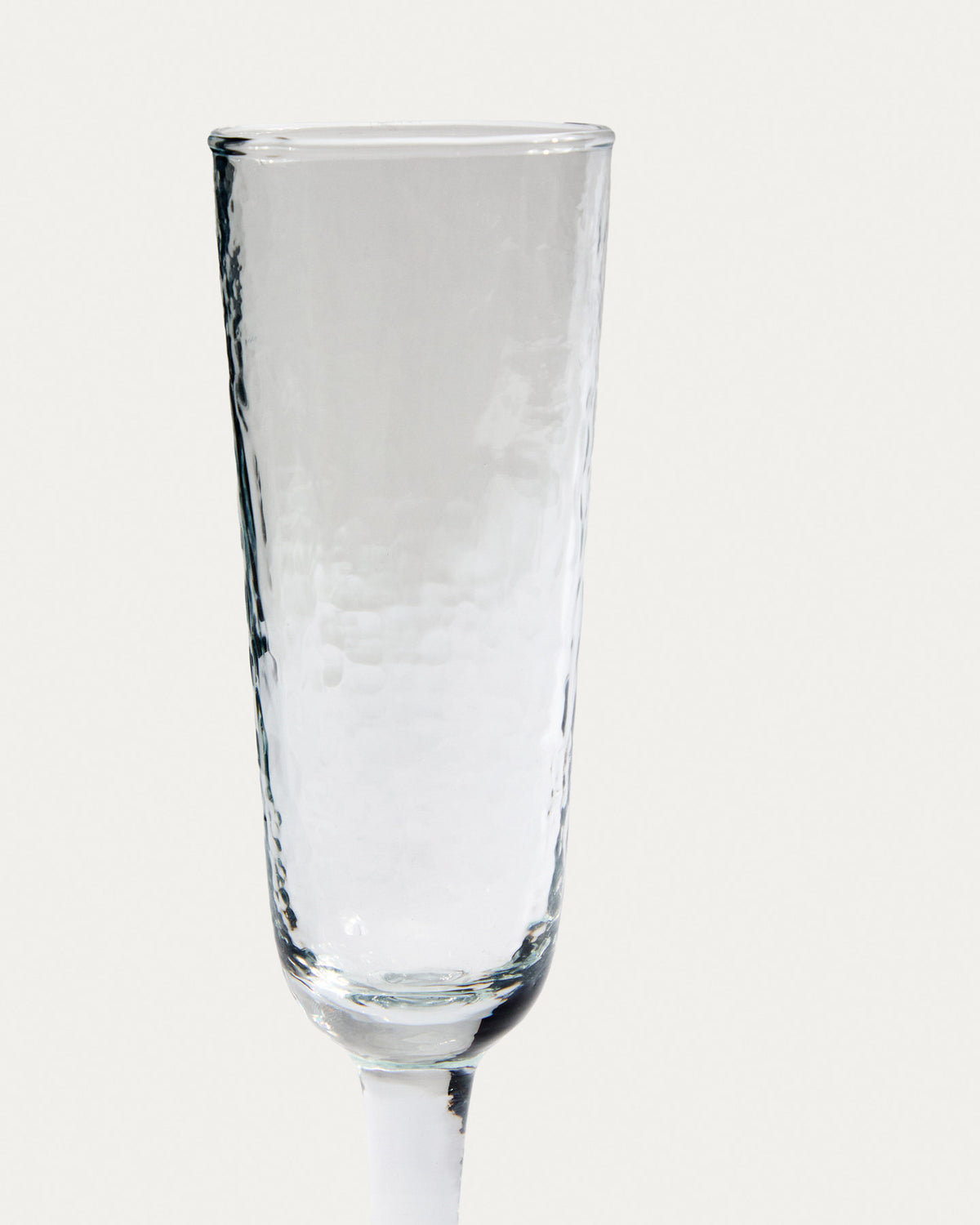 Weinglas Sileia aus transparentem Recyclingglas in Transparent präsentiert im Onlineshop von KAQTU Design AG. Wein- & Sektglas ist von Kave Home