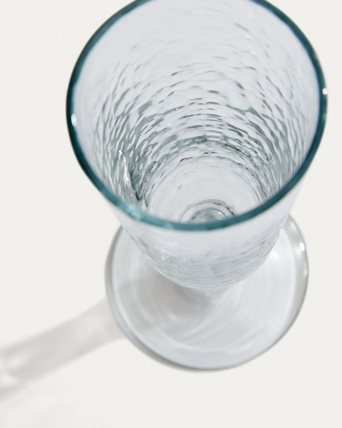 Weinglas Sileia aus transparentem Recyclingglas in Transparent präsentiert im Onlineshop von KAQTU Design AG. Wein- & Sektglas ist von Kave Home