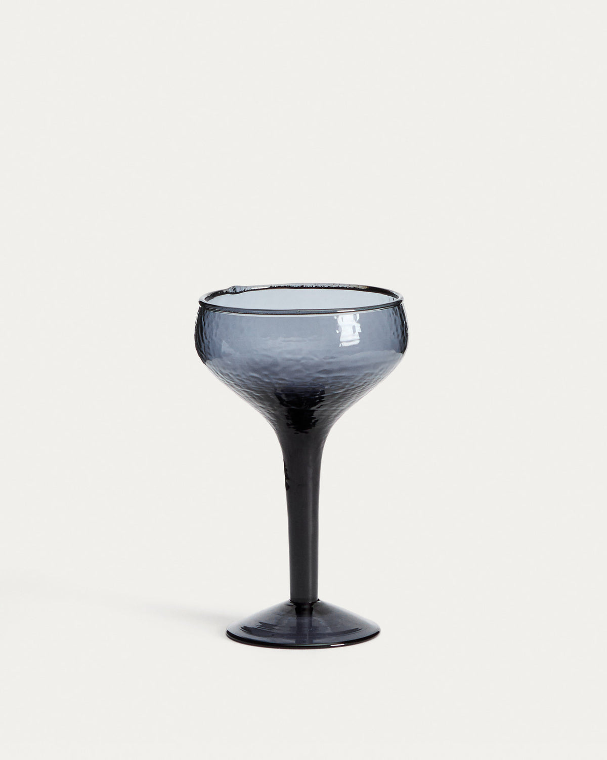 Weinglas Sileia aus blauem Recyclingglas in Blau präsentiert im Onlineshop von KAQTU Design AG. Wein- & Sektglas ist von Kave Home