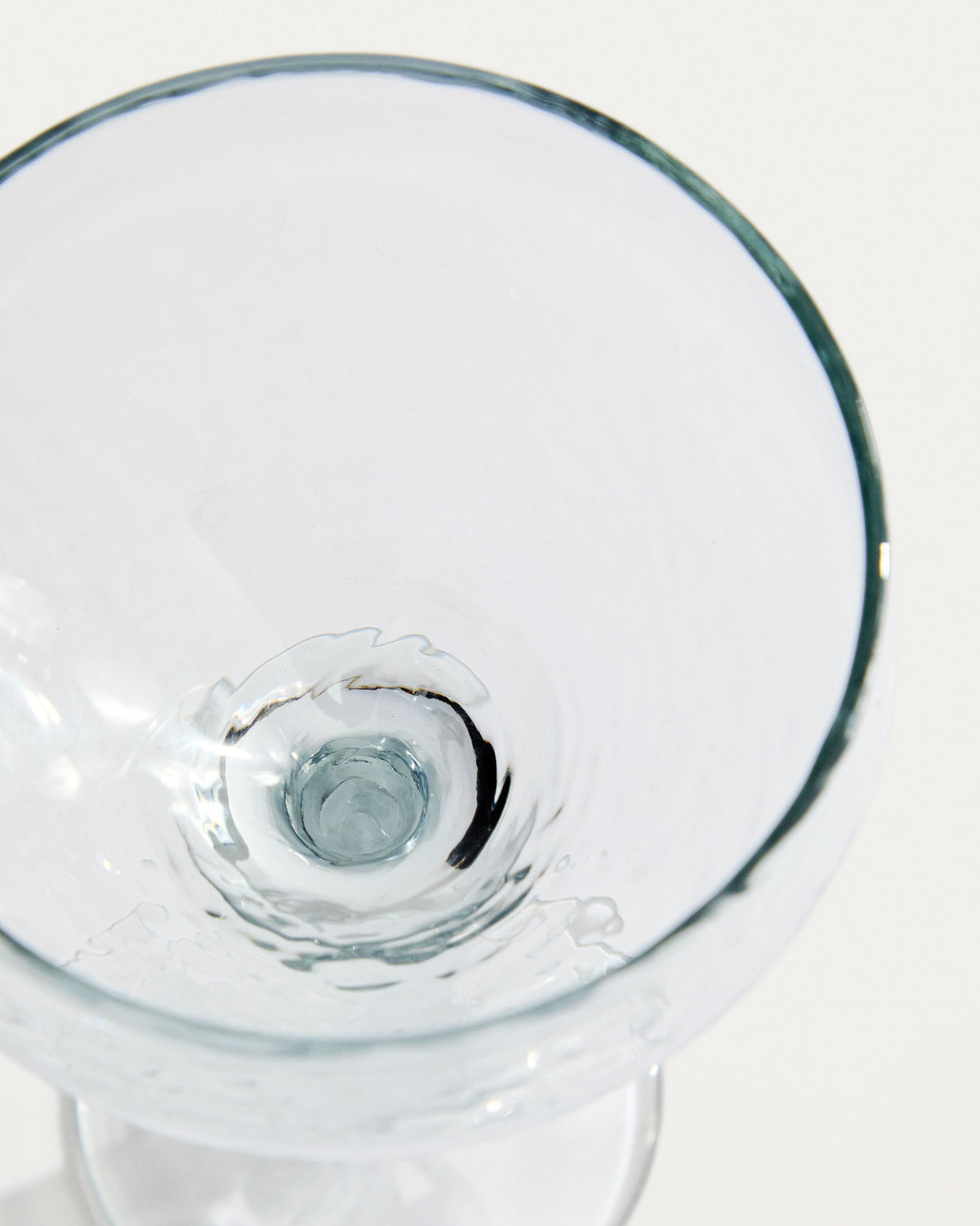 Weinglas Sileia aus transparentem Recyclingglas in Transparent präsentiert im Onlineshop von KAQTU Design AG. Wein- & Sektglas ist von Kave Home