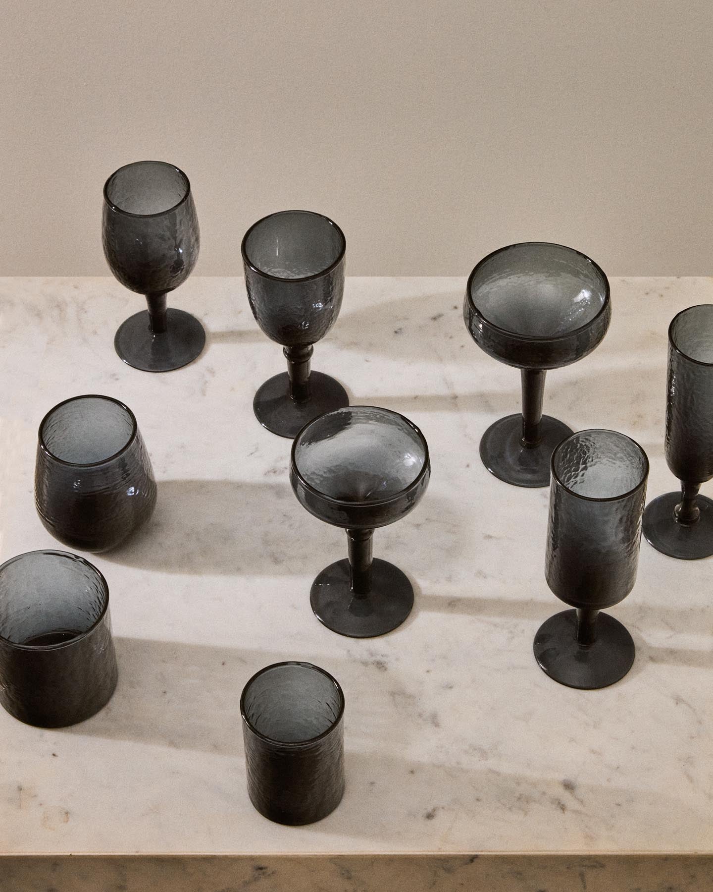 Weinglas Obila aus blauem Recyclingglas in Blau präsentiert im Onlineshop von KAQTU Design AG. Wein- & Sektglas ist von Kave Home