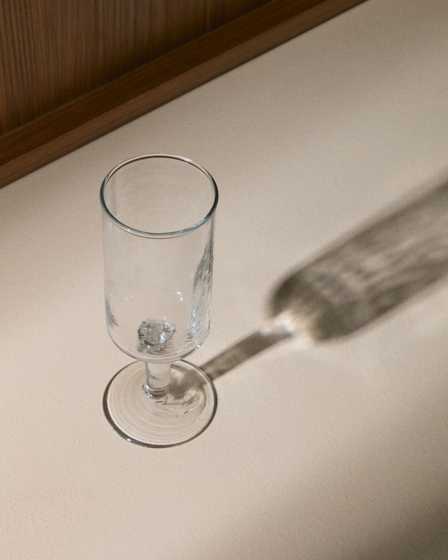 Weinglas Obila aus transparentem Recyclingglas in Transparent präsentiert im Onlineshop von KAQTU Design AG. Wein- & Sektglas ist von Kave Home