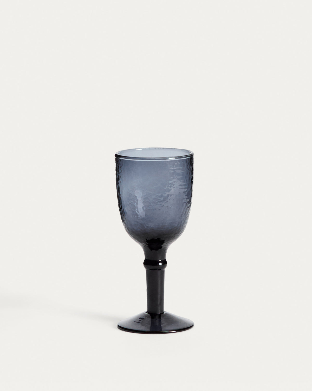 Weinglas Vinea aus blauem Recyclingglas in Blau präsentiert im Onlineshop von KAQTU Design AG. Wein- & Sektglas ist von Kave Home